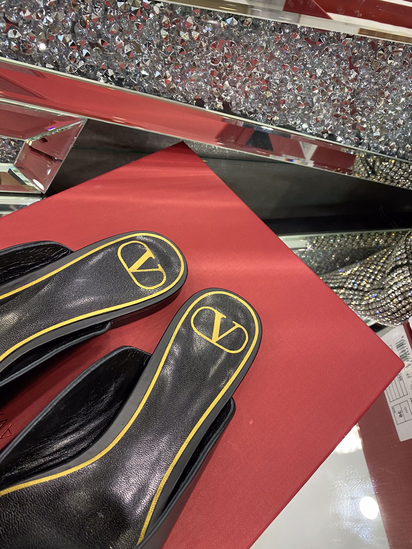 【Valentino】𝟐𝟎𝟐𝟏/𝐒𝐒 𝐧𝐞𝐰 The latest series of counter perfect details original matte open edge bead leather