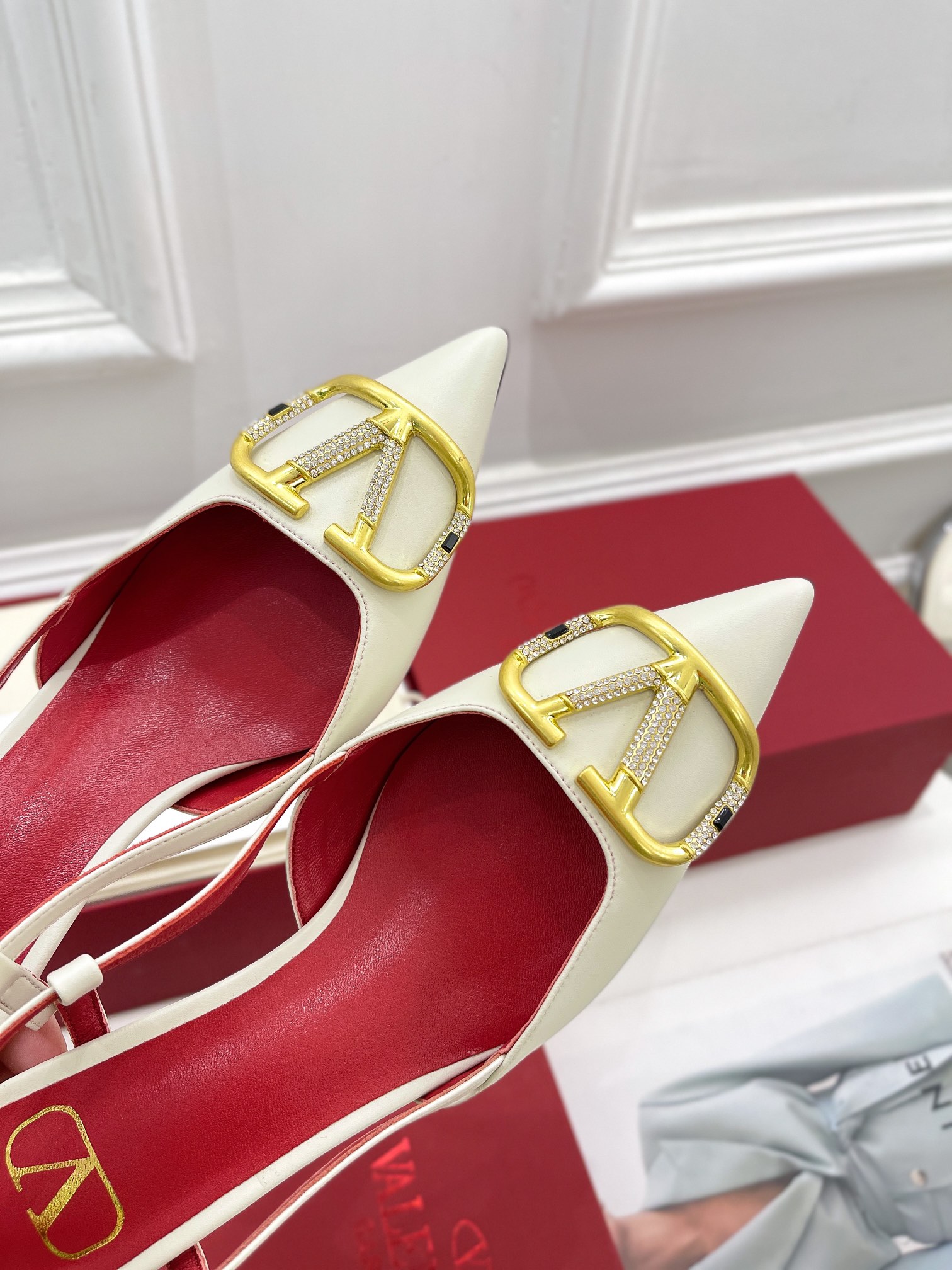 【Valentino】𝟐𝟎𝟐𝟏/𝐒𝐒 𝐧𝐞𝐰 Valentino 2022 spring and summer new large V diamond buckle high heels on the new