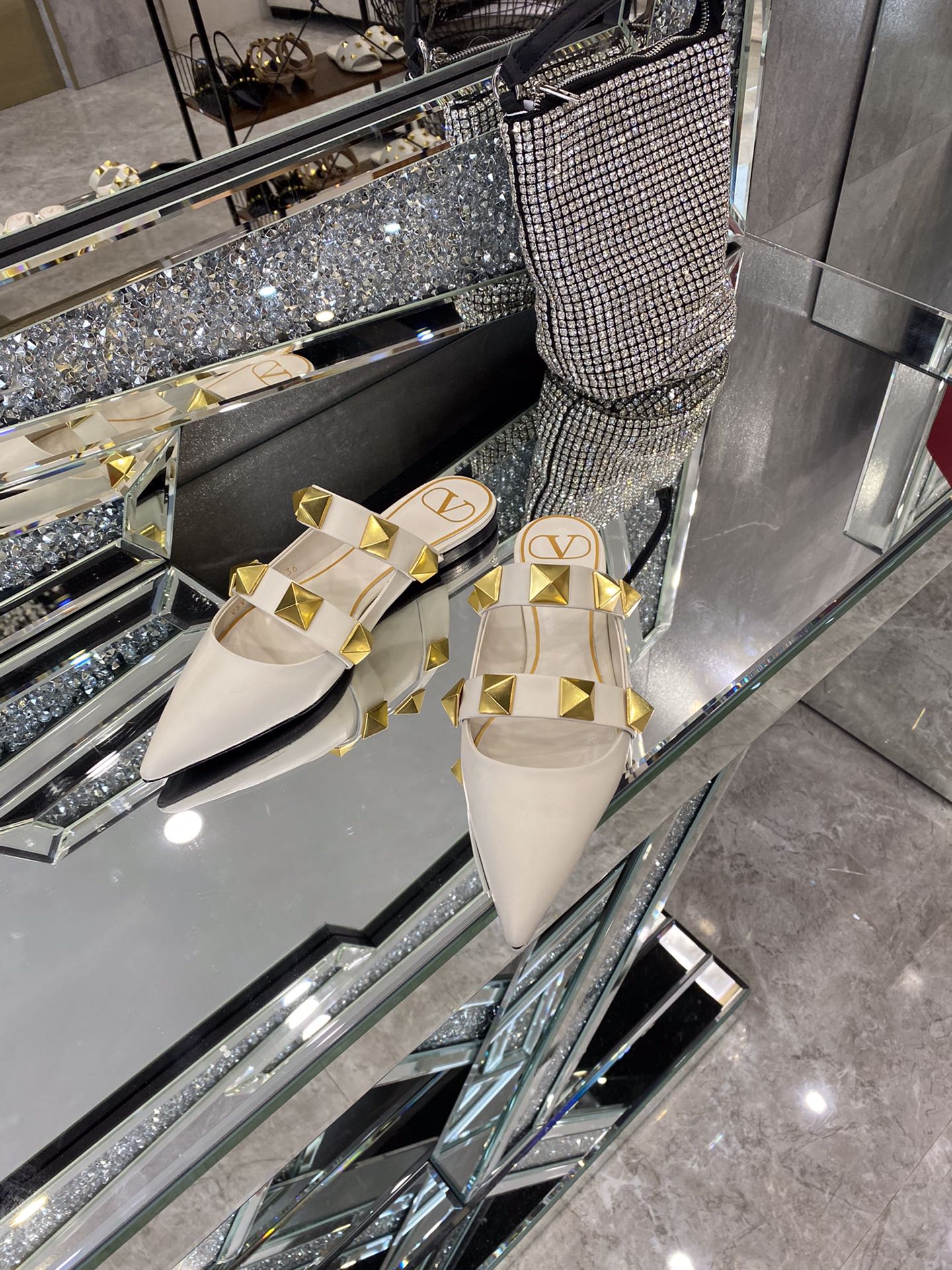 【Valentino】𝟐𝟎𝟐𝟏/𝐒𝐒 𝐧𝐞𝐰 The latest series of counter perfect details original matte open edge bead leather