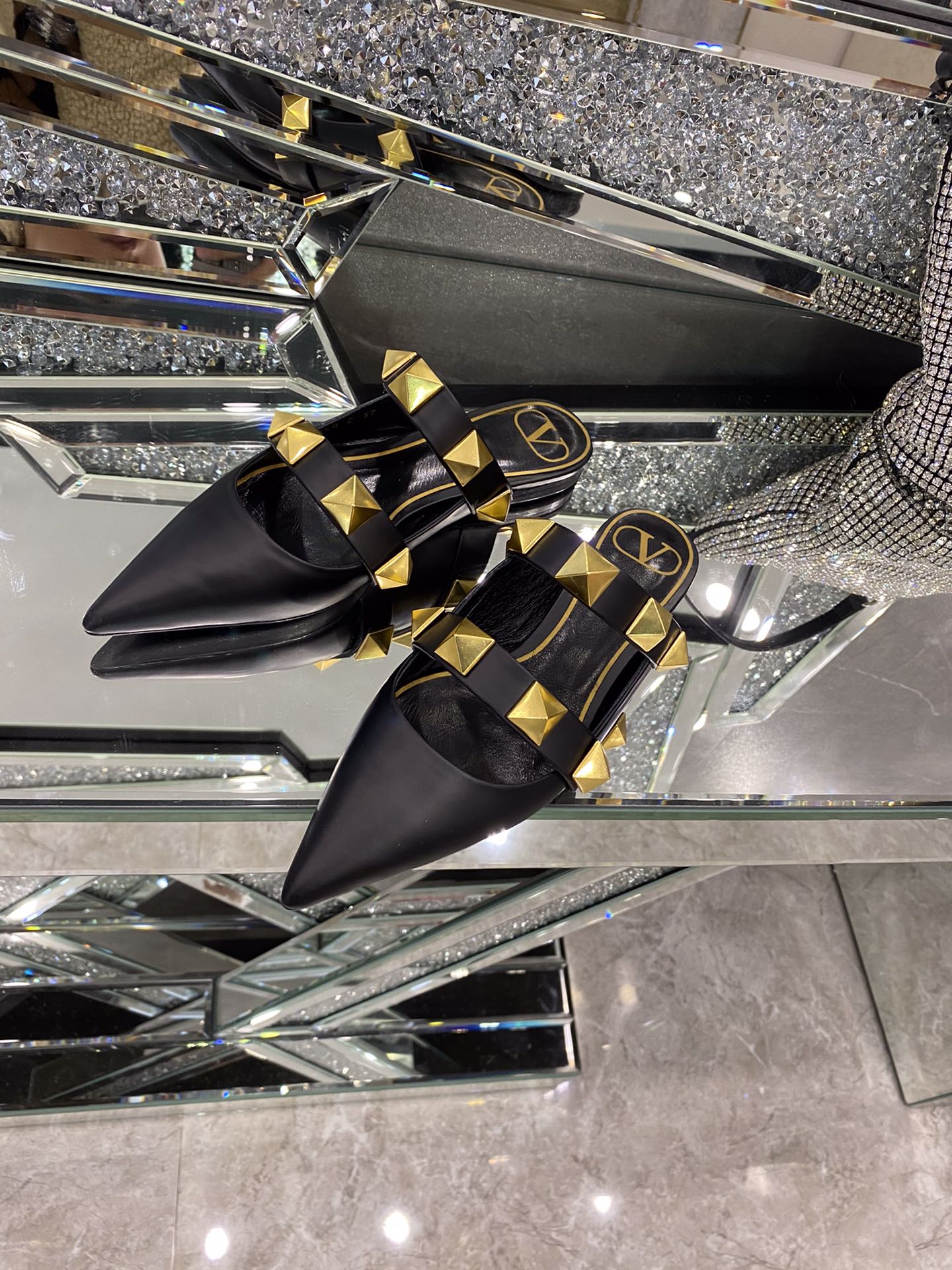 【Valentino】𝟐𝟎𝟐𝟏/𝐒𝐒 𝐧𝐞𝐰 The latest series of counter perfect details original matte open edge bead leather