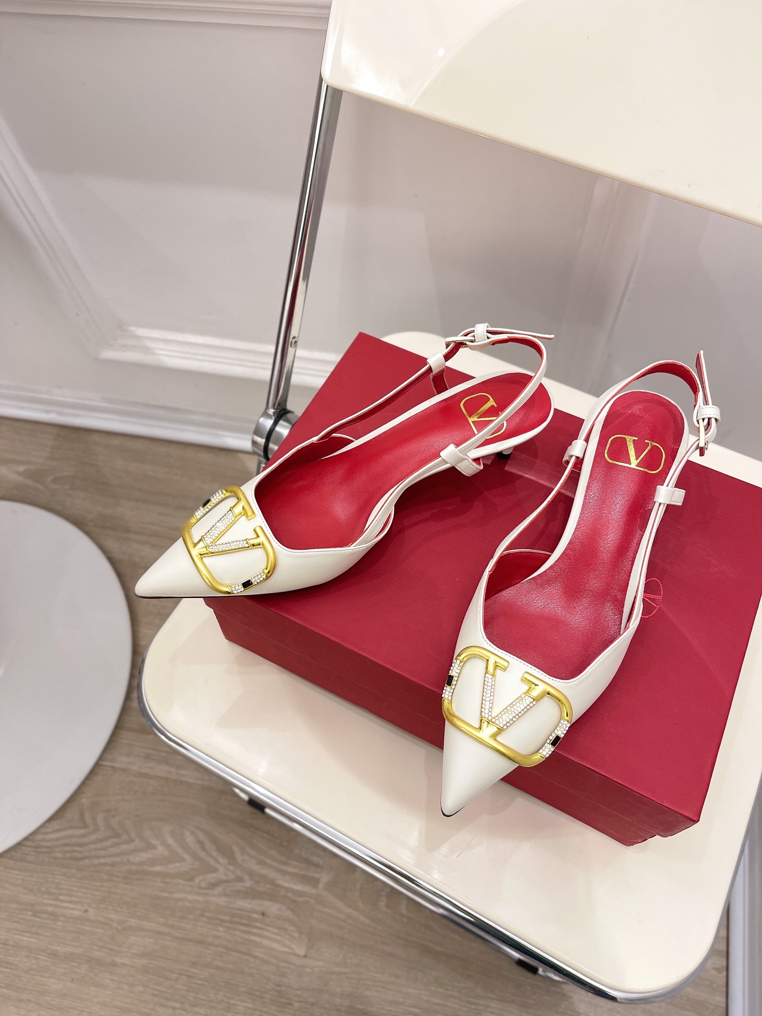 【Valentino】𝟐𝟎𝟐𝟏/𝐒𝐒 𝐧𝐞𝐰 Valentino 2022 spring and summer new large V diamond buckle high heels on the new