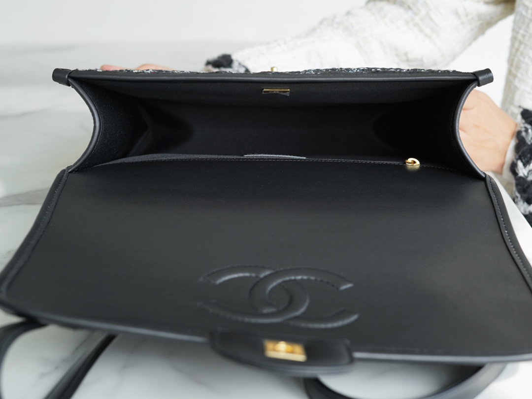 𝗖𝗛𝗔𝗡𝗘𝗟✦ Woven in tweed 𝟮𝟮k Premium Handmade Workshop Black Tweed Shoulder Bag 🖤🤍