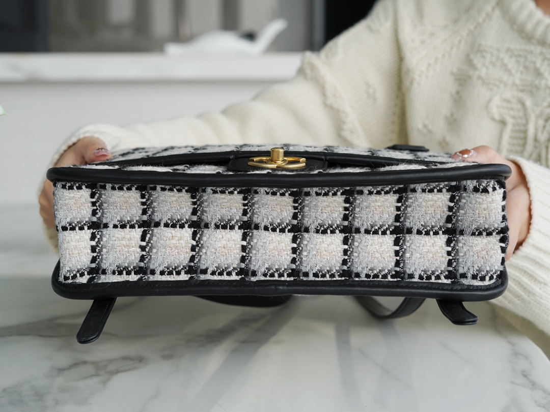 𝗖𝗛𝗔𝗡𝗘𝗟✦ In tweed weave 𝟮𝟮k Premium Handmade Workshop Black and white tweed shoulder bag 🖤🤍