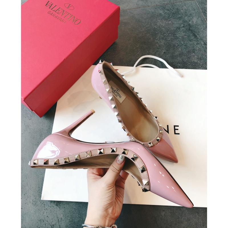 Valentino recommends this studded shoes once launched, the fashion It Girl starry-eyed pursuit