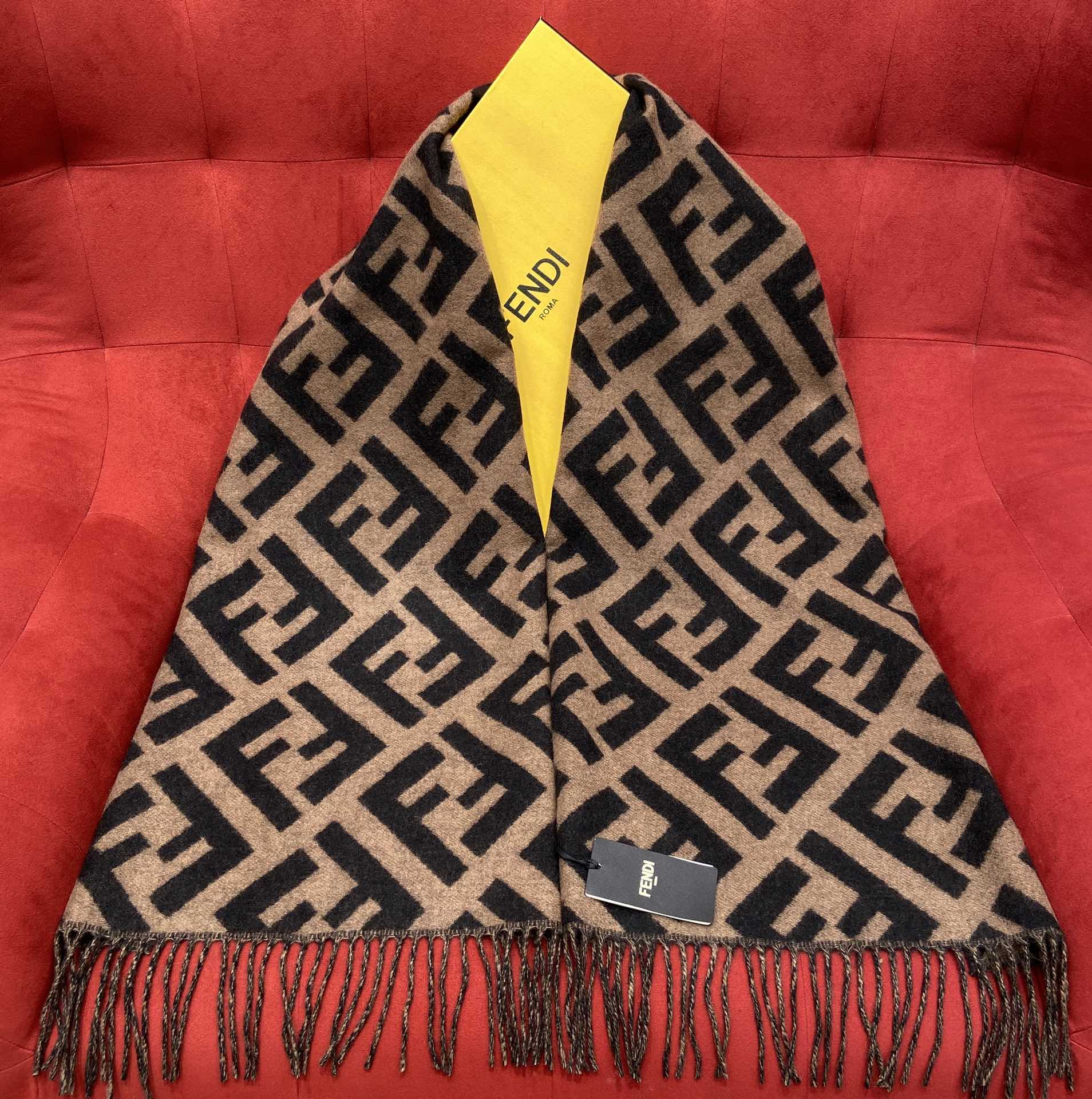 𝐅𝐞𝐧𝐝𝐢 Double-sided Cashmere Scarf with Big Tassel and Big Logo 100% Cashmere