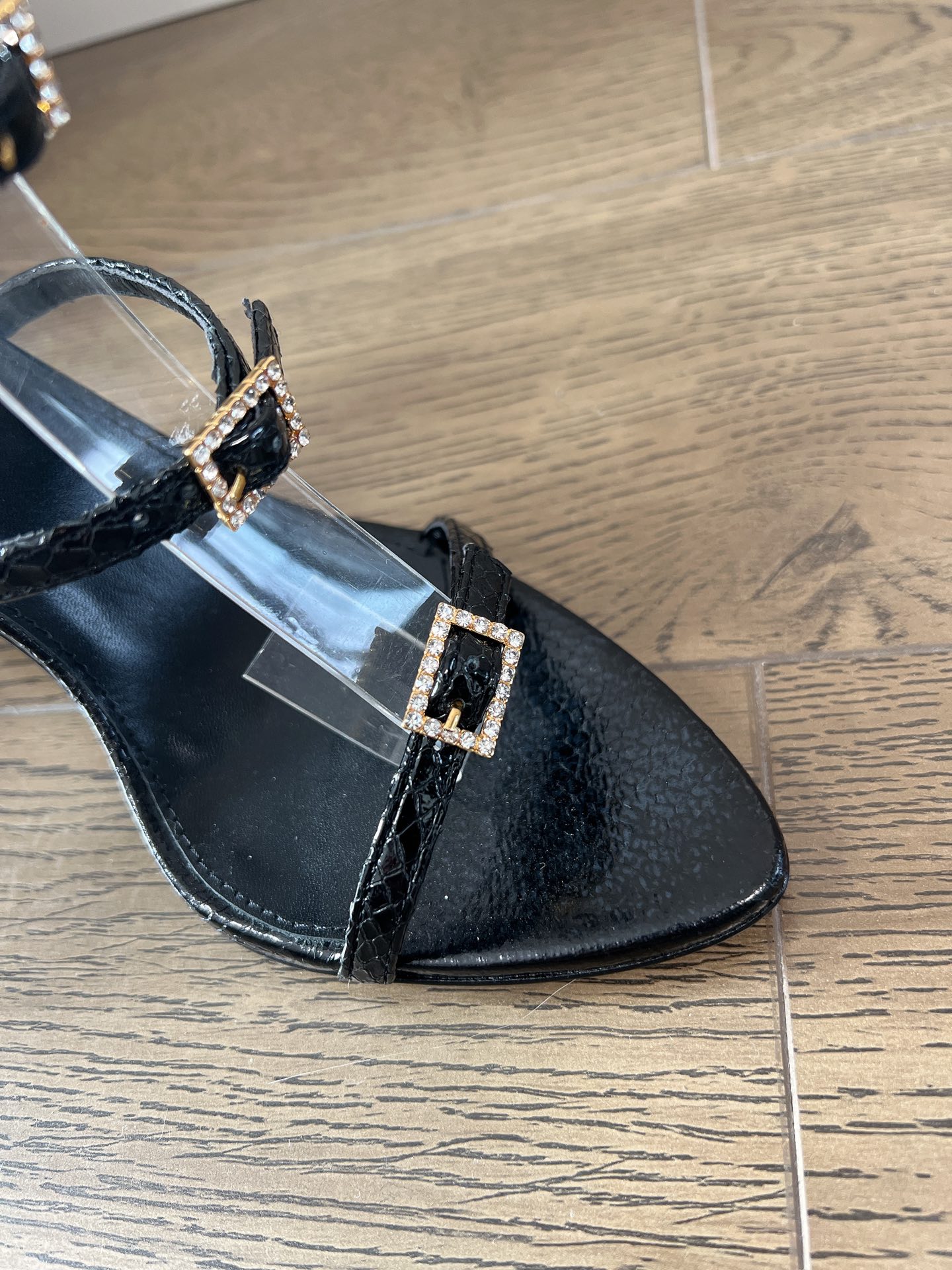 𝙎𝙖𝙞𝙣𝙩 𝙇𝙖𝙪𝙧𝙚𝙣𝙩 | 𝟐𝟎𝟐𝟐/𝐒𝐒 𝐧𝐞𝐰 YSL｜Saint Laurent new rhinestone buckle sandals snakeskin grain cowhide