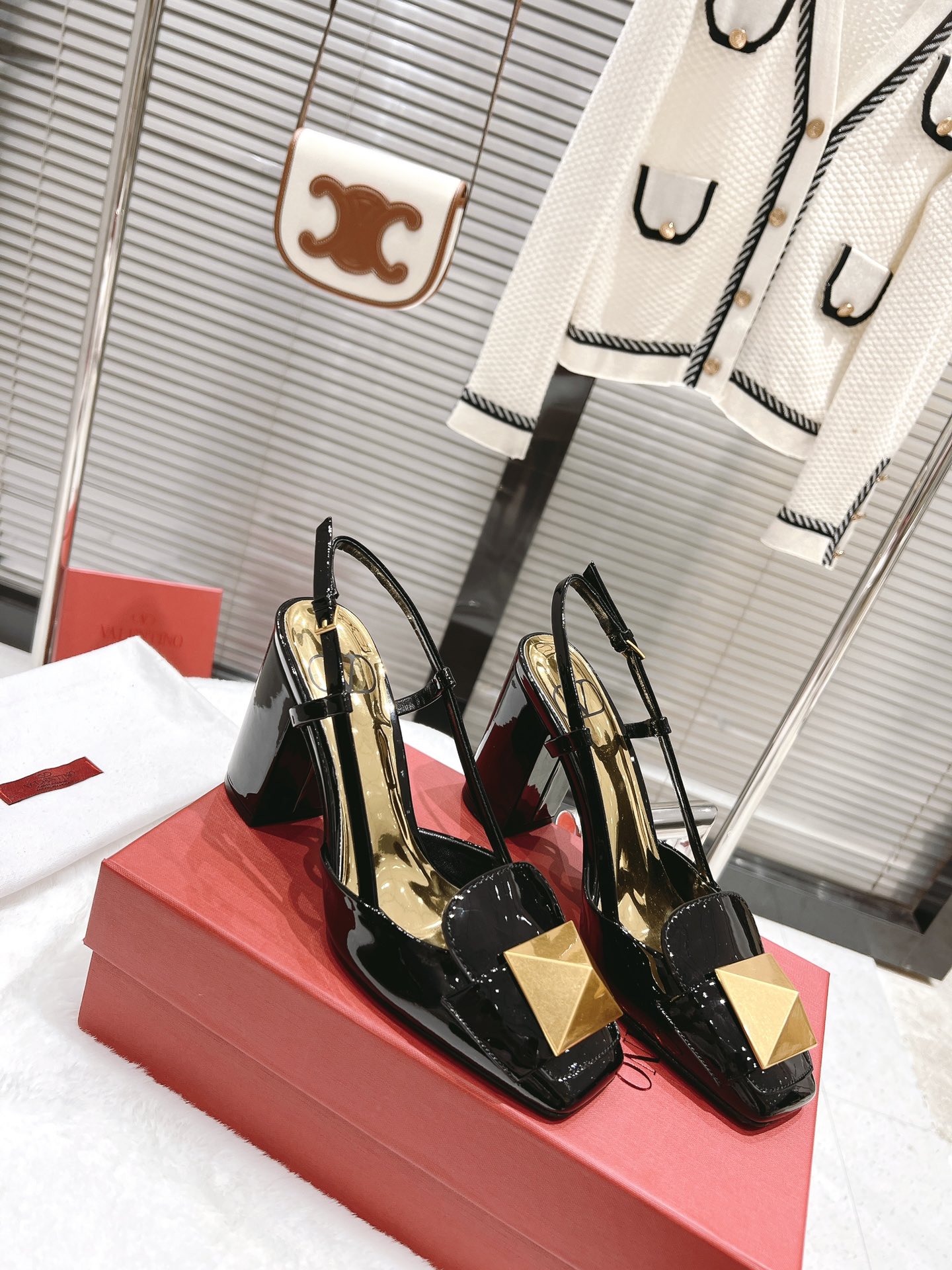 【Valentino】𝟐𝟎𝟐𝟏/𝐒𝐒 𝐧𝐞𝐰  Valentino fabric patent leather lining sheepskin sole cowhide