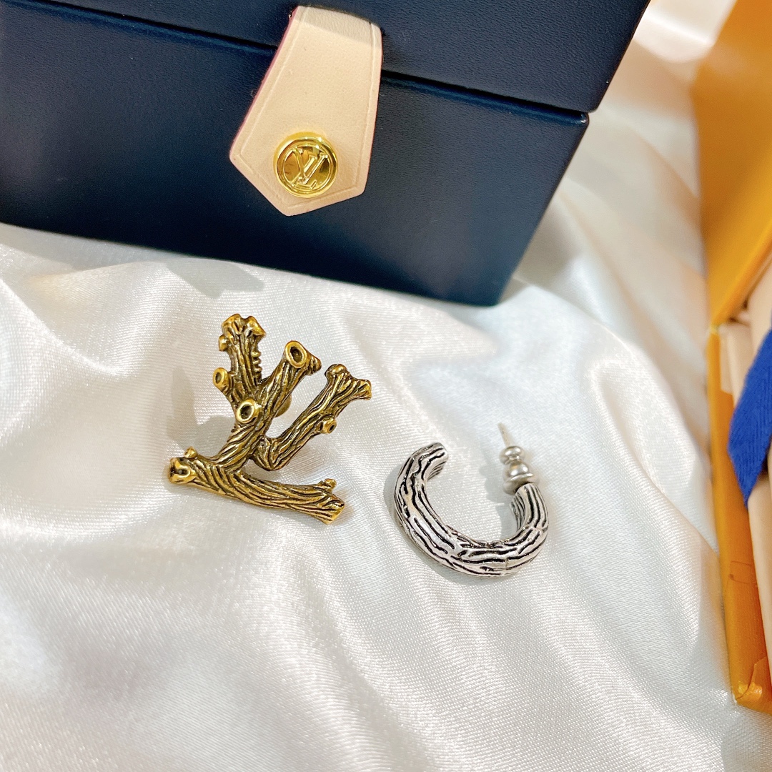 LLouis Vuitton LV Twig monogram stud earrings