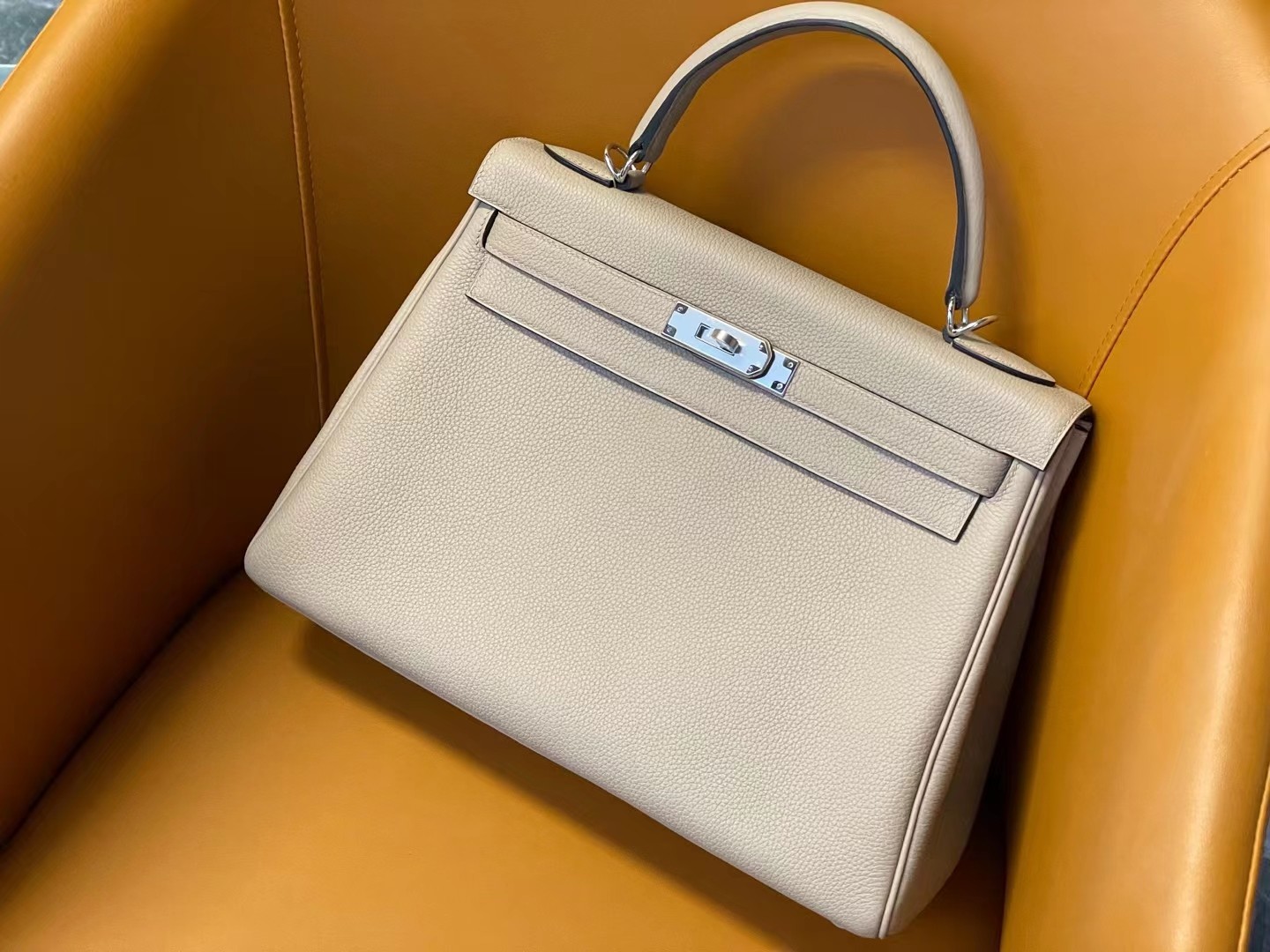 Kelly32 turtledove gray togo leather