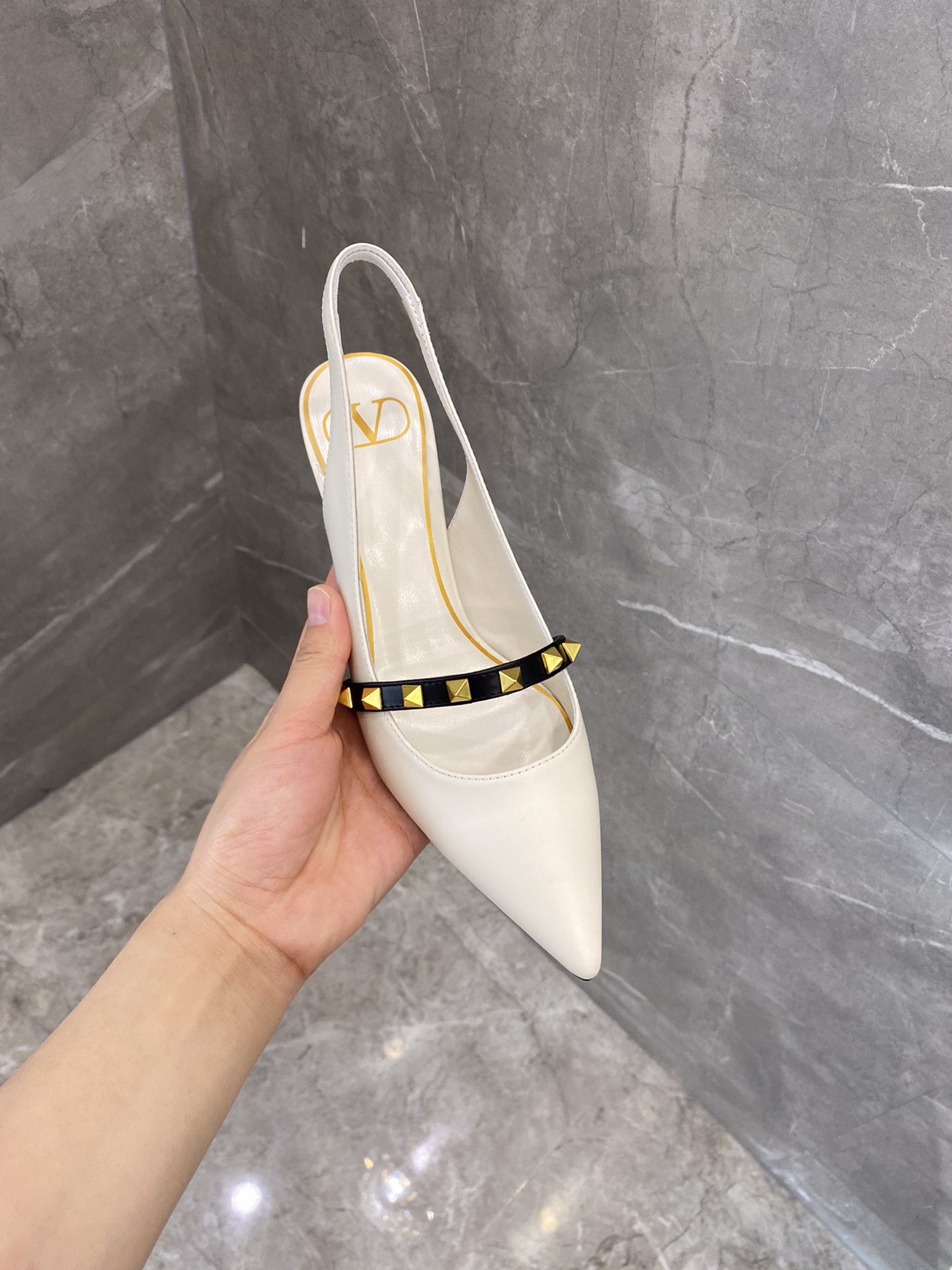 【Valentino】𝟐𝟎𝟐𝟏/𝐒𝐒 𝐧𝐞𝐰 The latest series of counter perfect details original matte open edge bead leather