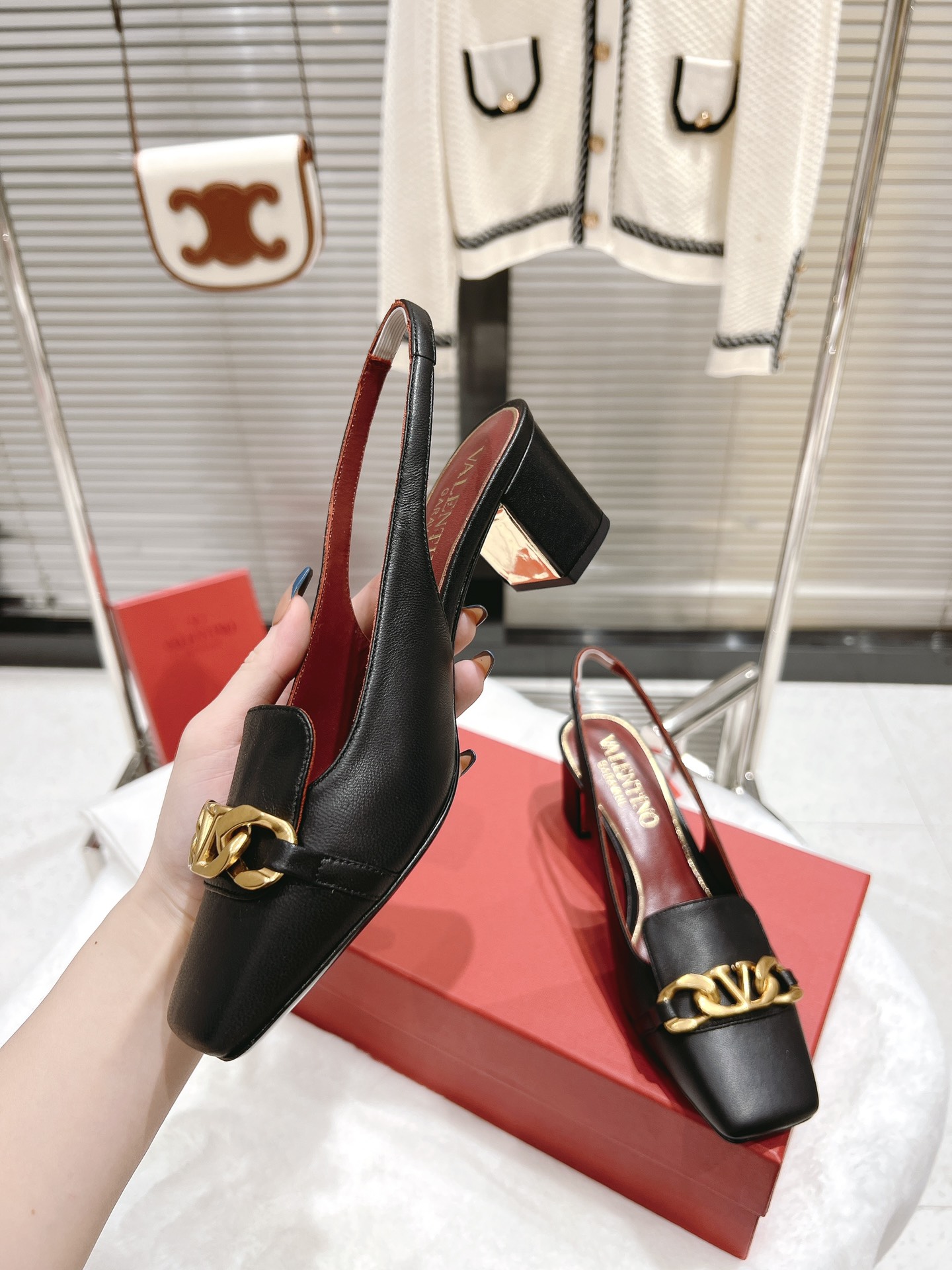 【Valentino】𝟐𝟎𝟐𝟏/𝐒𝐒 𝐧𝐞𝐰  Valentino fabric patent leather lining sheepskin sole cowhide