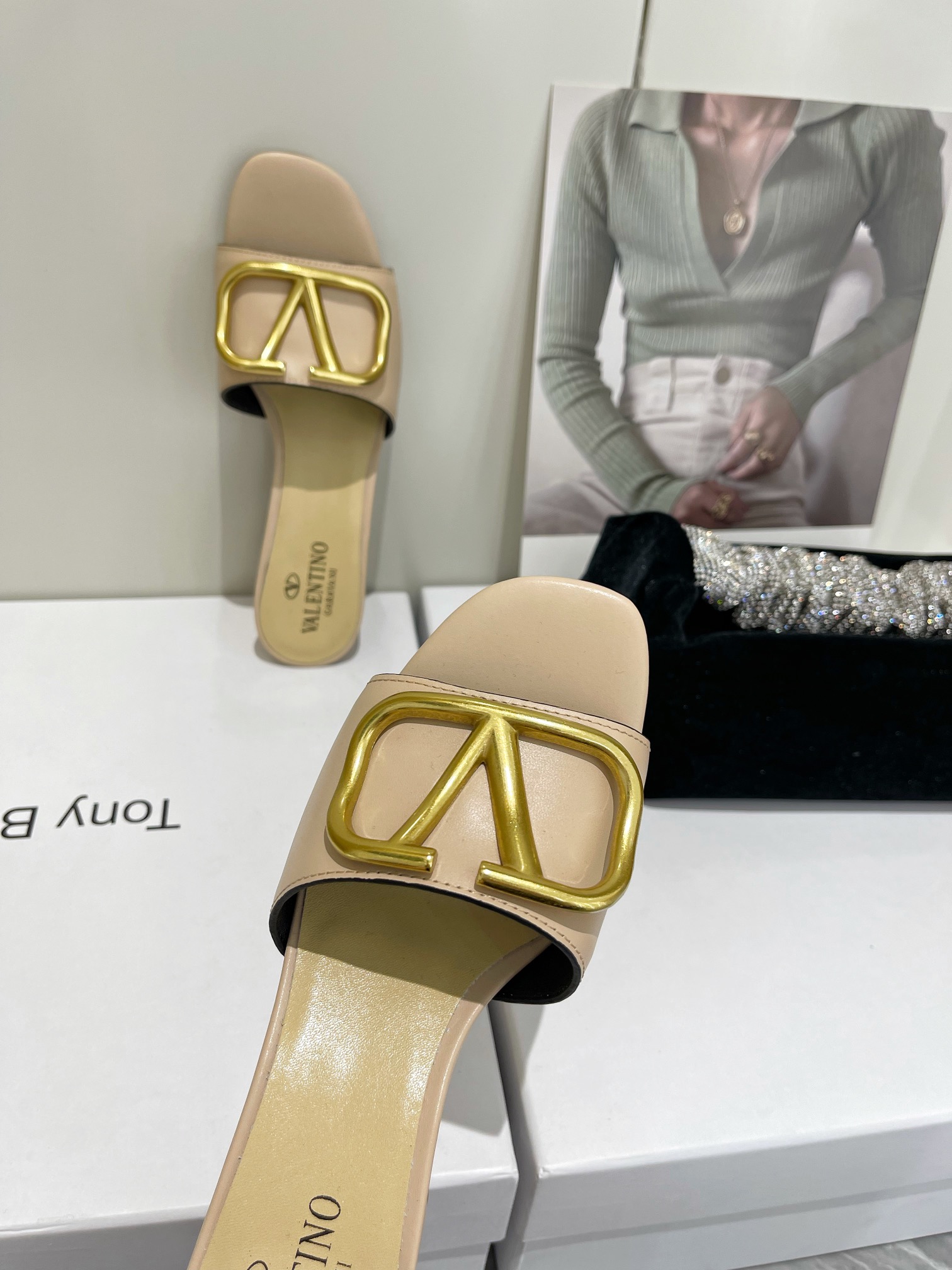 【Valentino】𝟐𝟎𝟐𝟏/𝐒𝐒 𝐧𝐞𝐰  Valentino 2022 / fw spring and summer new women's slippers