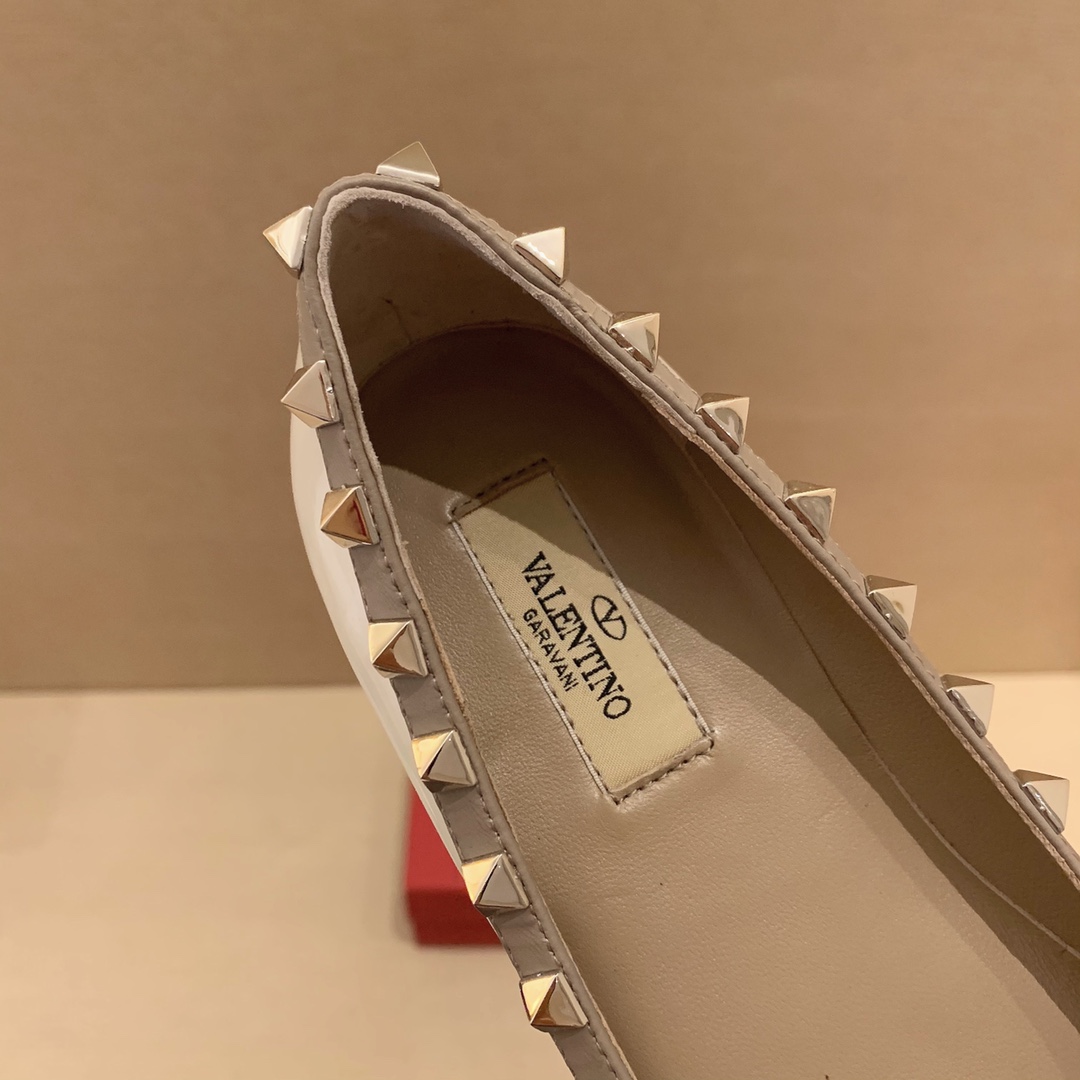 【Valentino】𝟐𝟎𝟐𝟏/𝐒𝐒 𝐧𝐞𝐰 Valentino studded flat shoes top version OEM level exclusive models
