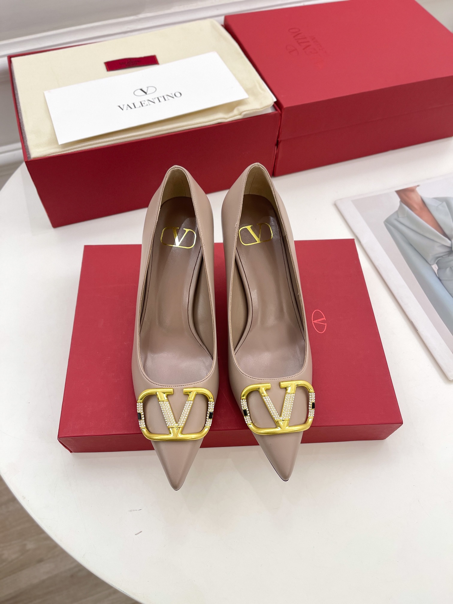 【Valentino】𝟐𝟎𝟐𝟏/𝐒𝐒 𝐧𝐞𝐰 Valentino 2022 spring and summer new large V diamond buckle high heels on the new