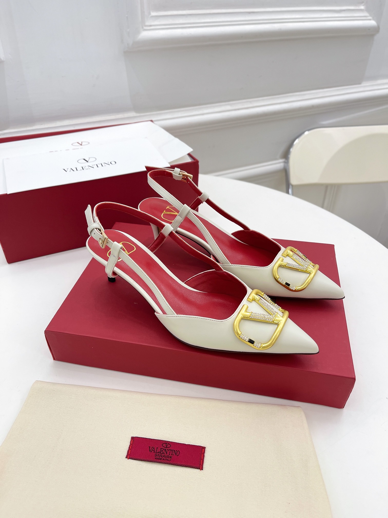 【Valentino】𝟐𝟎𝟐𝟏/𝐒𝐒 𝐧𝐞𝐰 Valentino 2022 spring and summer new large V diamond buckle high heels on the new