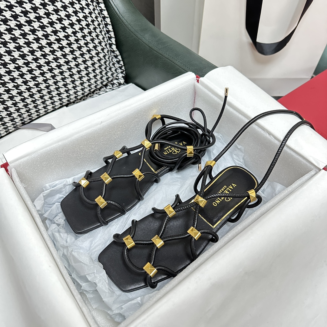 【Valentino】𝟐𝟎𝟐𝟏/𝐒𝐒 𝐧𝐞𝐰  Valentino's newest collection of Roman sandals with Italian printed leather soles