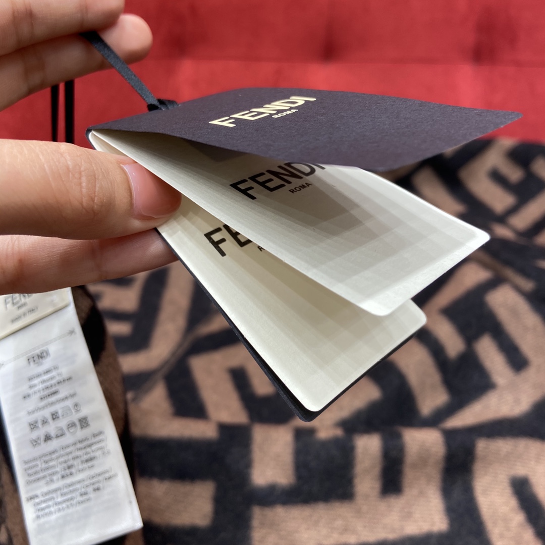 𝐅𝐞𝐧𝐝𝐢 Double-sided Cashmere Scarf with Big Tassel and Big Logo 100% Cashmere