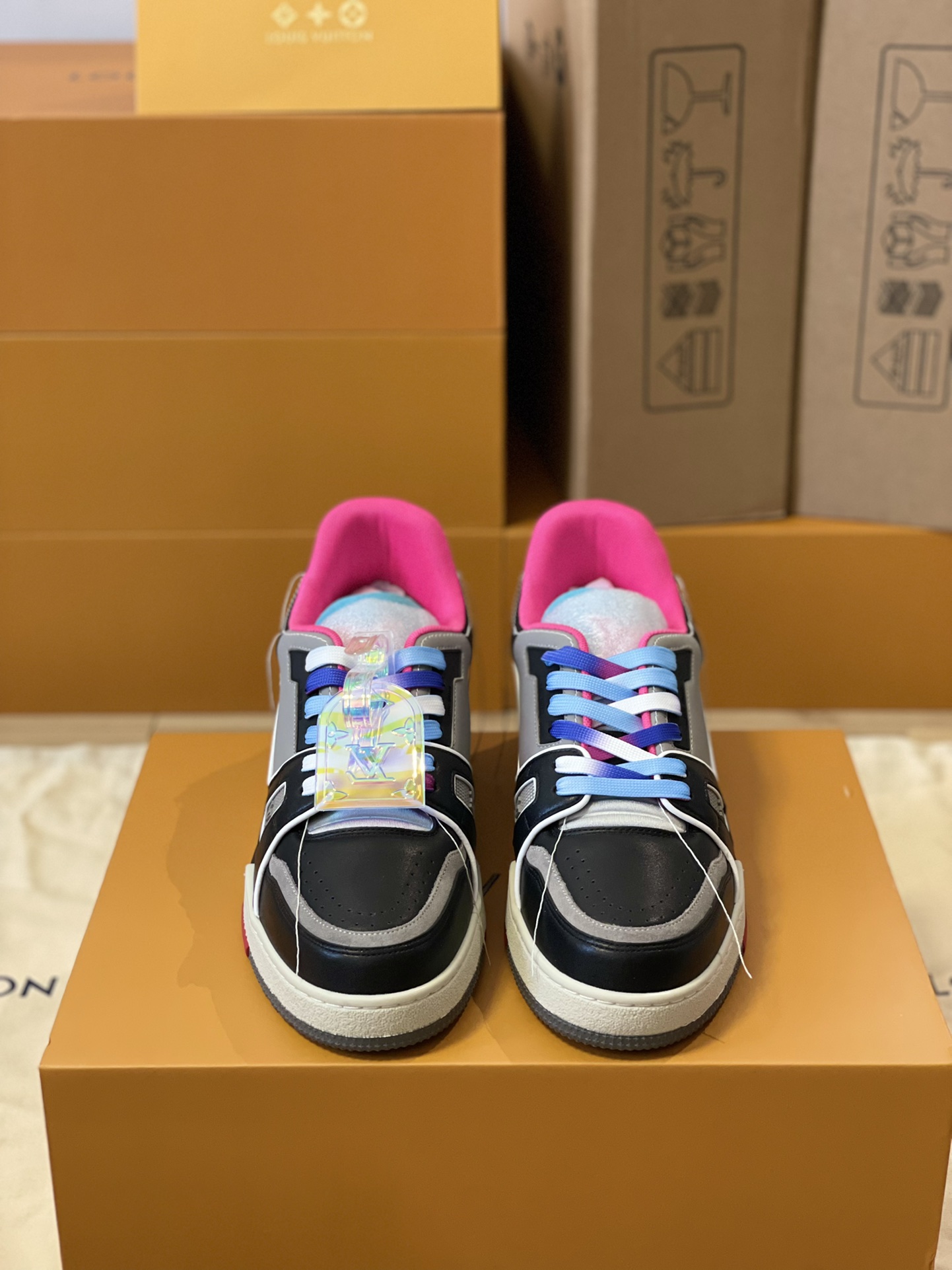 Louis Vuitton Trainer Men's Model 1A98UX