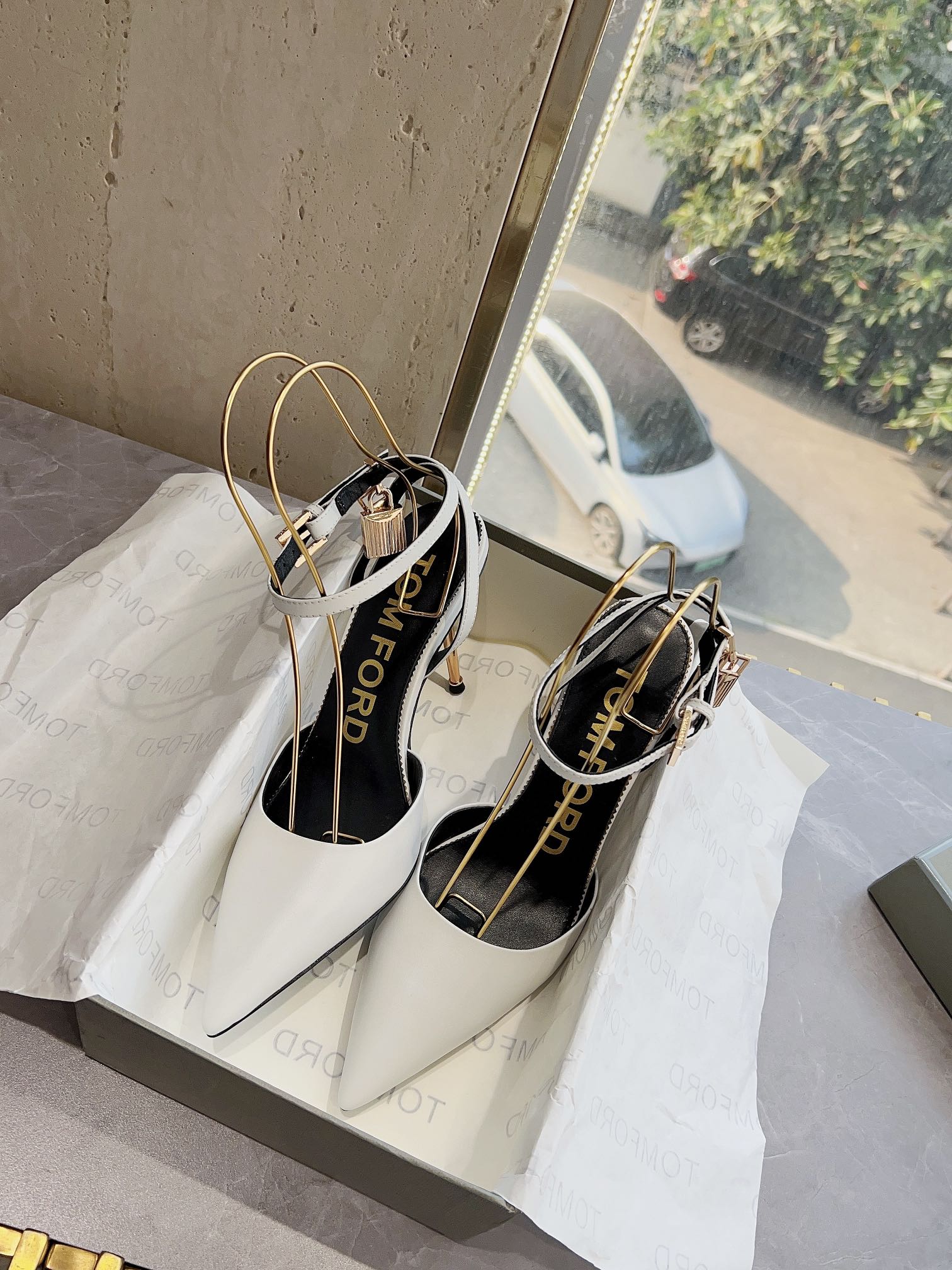 𝐓𝐎𝐌𝐅𝐎𝐑𝐃｜𝟐𝟎𝟐𝟑𝐒𝐒/𝐧𝐞𝐰  Dolce & Ga women's jeweled buckle jacquard raglan heels