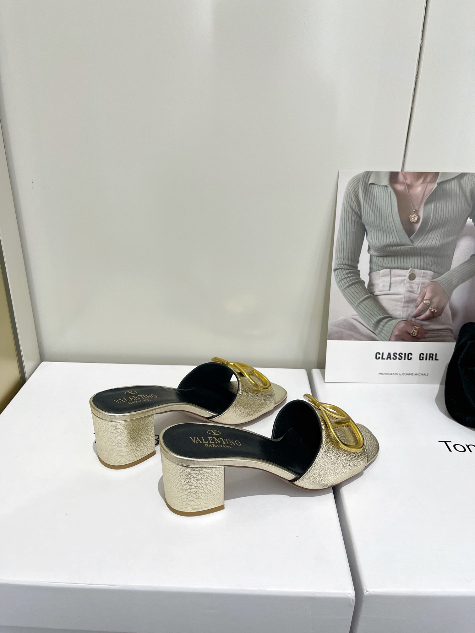 【Valentino】𝟐𝟎𝟐𝟏/𝐒𝐒 𝐧𝐞𝐰  Valentino 2022 / fw spring and summer new women's slippers