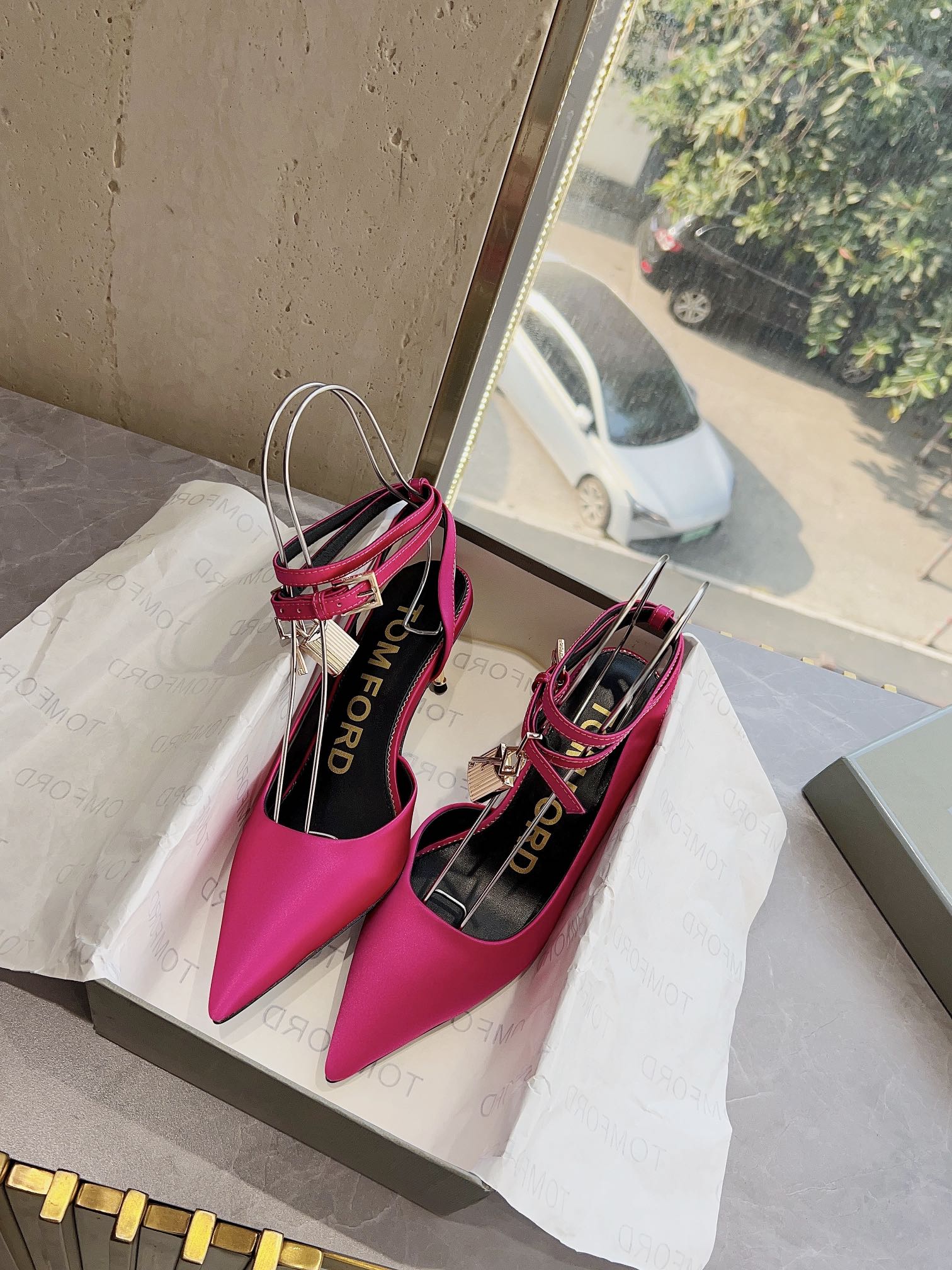 𝐓𝐎𝐌𝐅𝐎𝐑𝐃｜𝟐𝟎𝟐𝟑𝐒𝐒/𝐧𝐞𝐰  Dolce & Ga women's jeweled buckle jacquard raglan heels