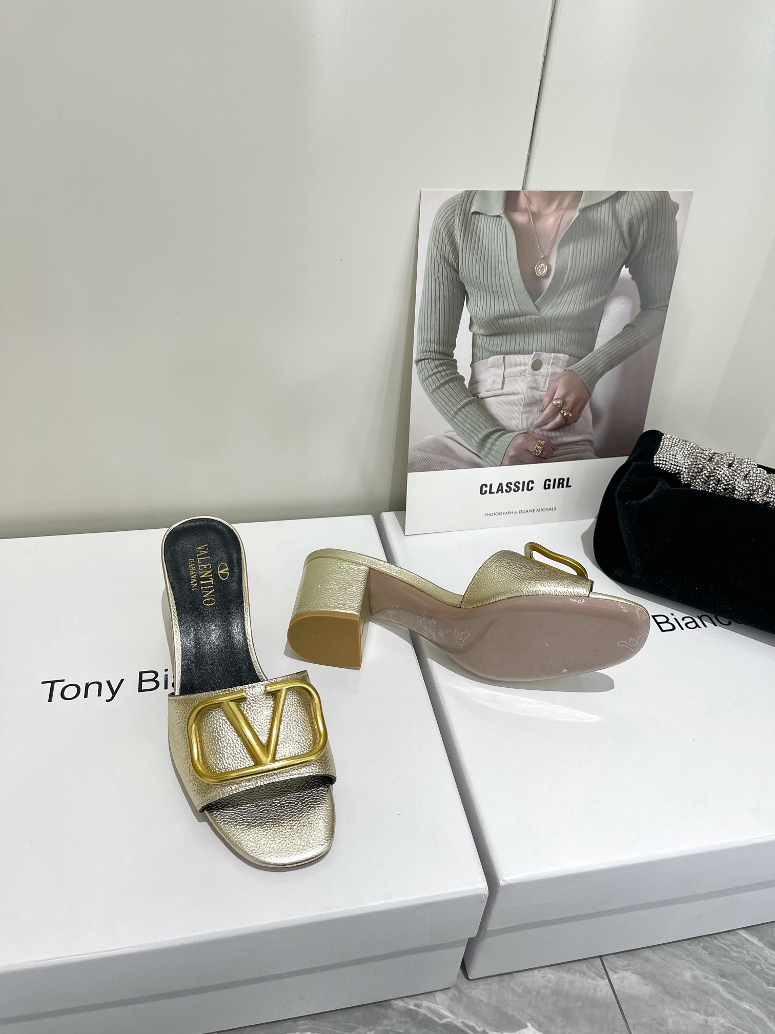 【Valentino】𝟐𝟎𝟐𝟏/𝐒𝐒 𝐧𝐞𝐰  Valentino 2022 / fw spring and summer new women's slippers