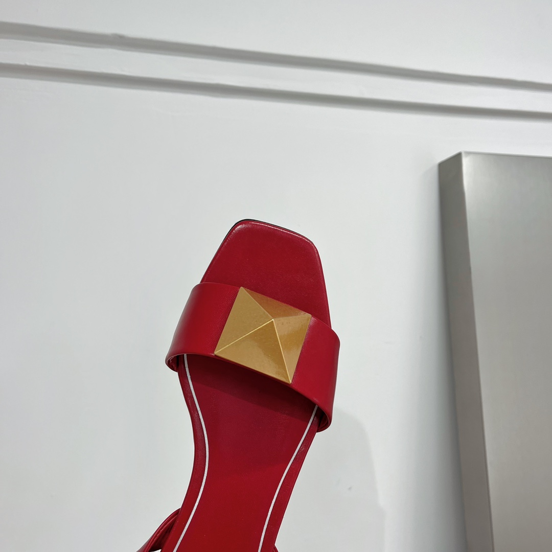 【Valentino】𝟐𝟎𝟐𝟏/𝐒𝐒 𝐧𝐞𝐰 Valentino Early Spring Collection Lace-up Sandals