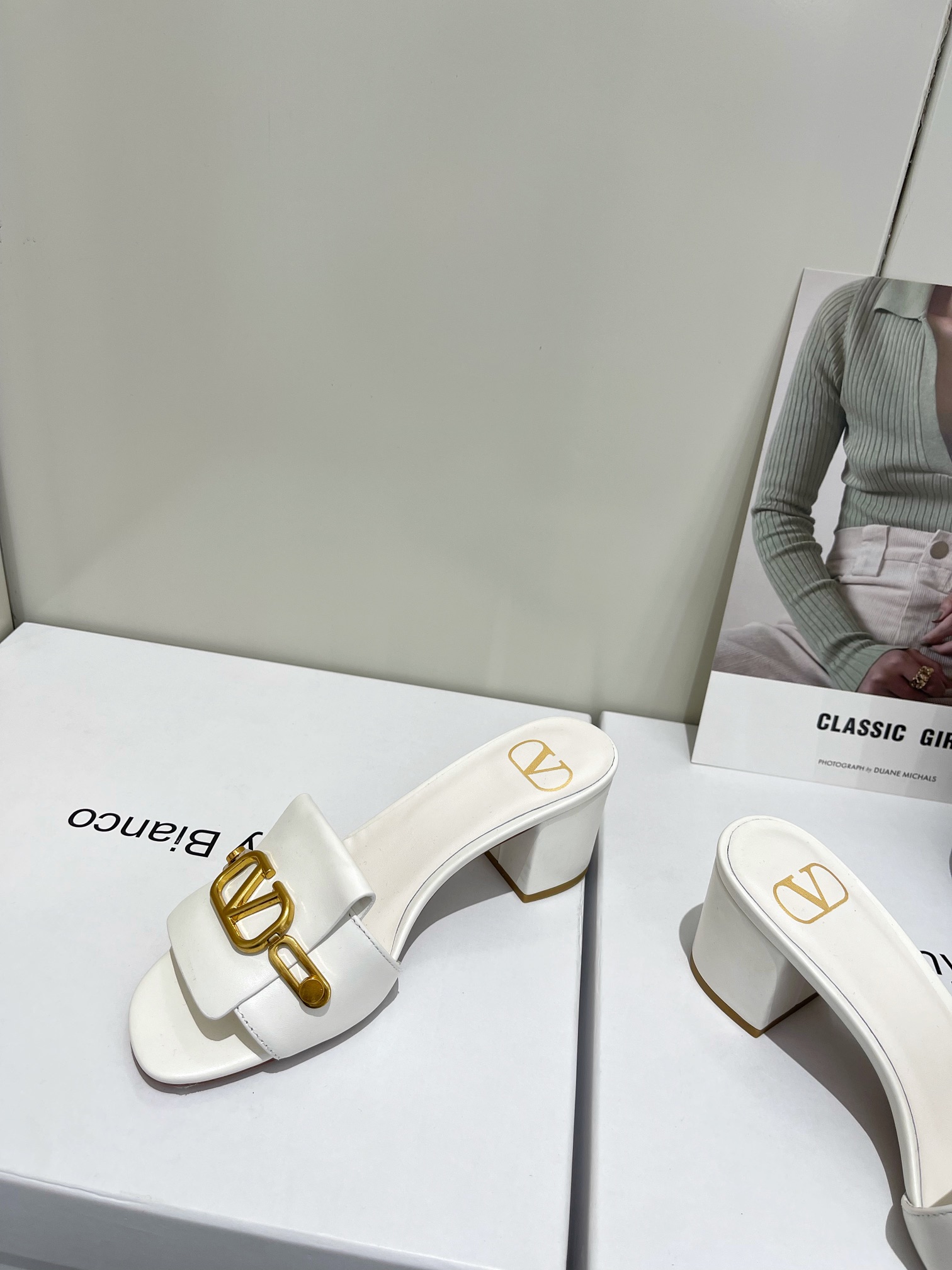 【Valentino】𝟐𝟎𝟐𝟏/𝐒𝐒 𝐧𝐞𝐰  Valentino 2022 / fw spring and summer new women's slippers