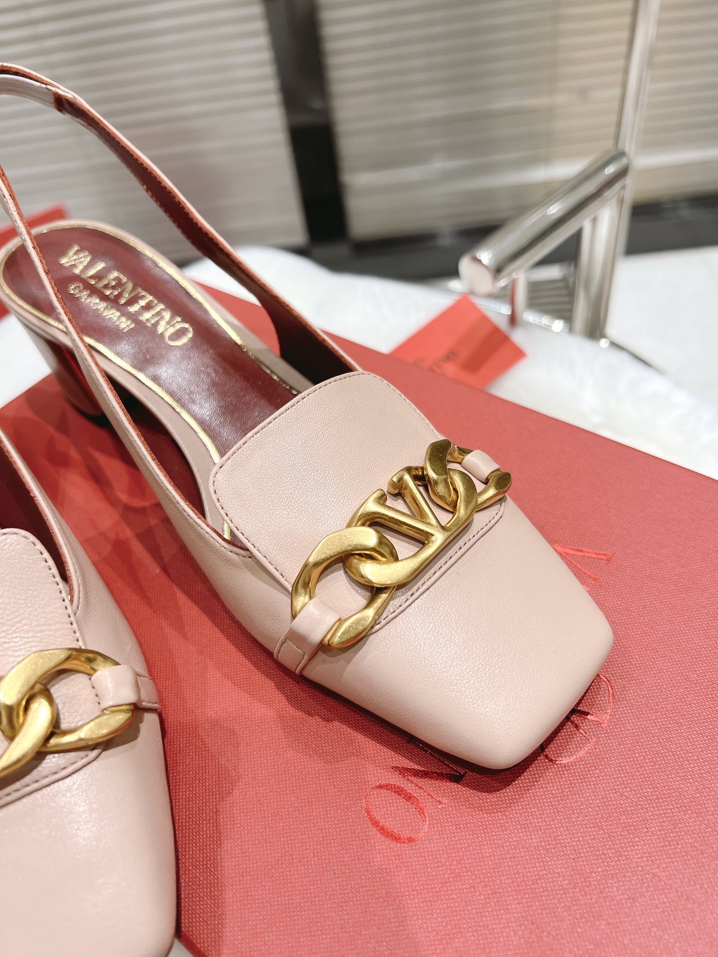 【Valentino】𝟐𝟎𝟐𝟏/𝐒𝐒 𝐧𝐞𝐰  Valentino fabric patent leather lining sheepskin sole cowhide