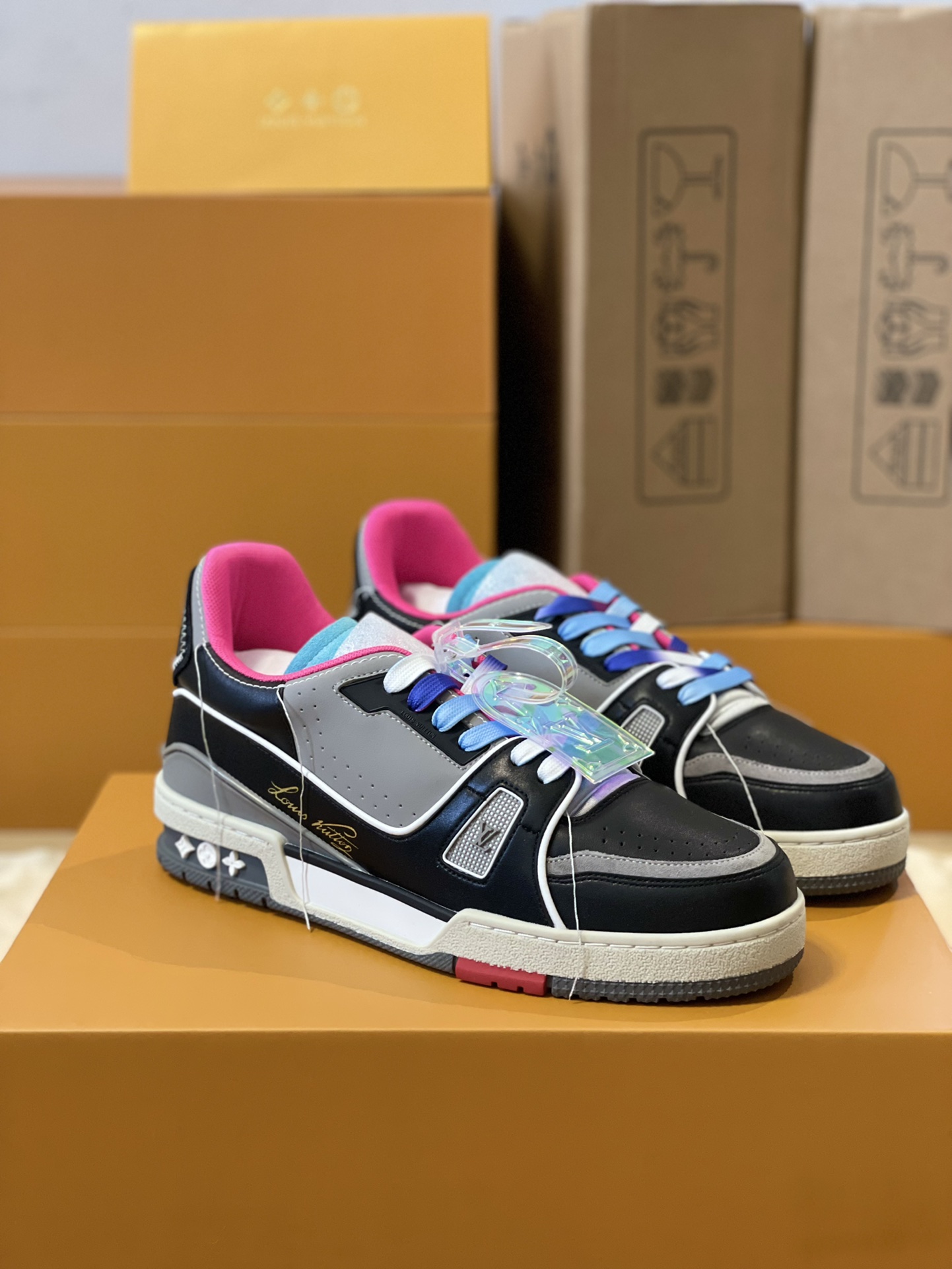 Louis Vuitton Trainer Men's Model 1A98UX