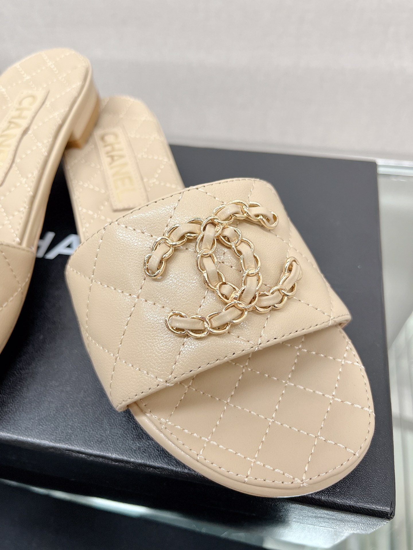 CHANEL 23Ss new diamond check chain double C buckle metal heel slippers sheepskin lining