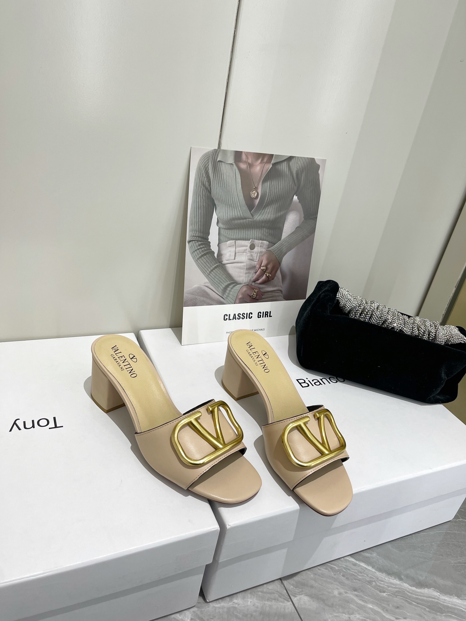 【Valentino】𝟐𝟎𝟐𝟏/𝐒𝐒 𝐧𝐞𝐰  Valentino 2022 / fw spring and summer new women's slippers