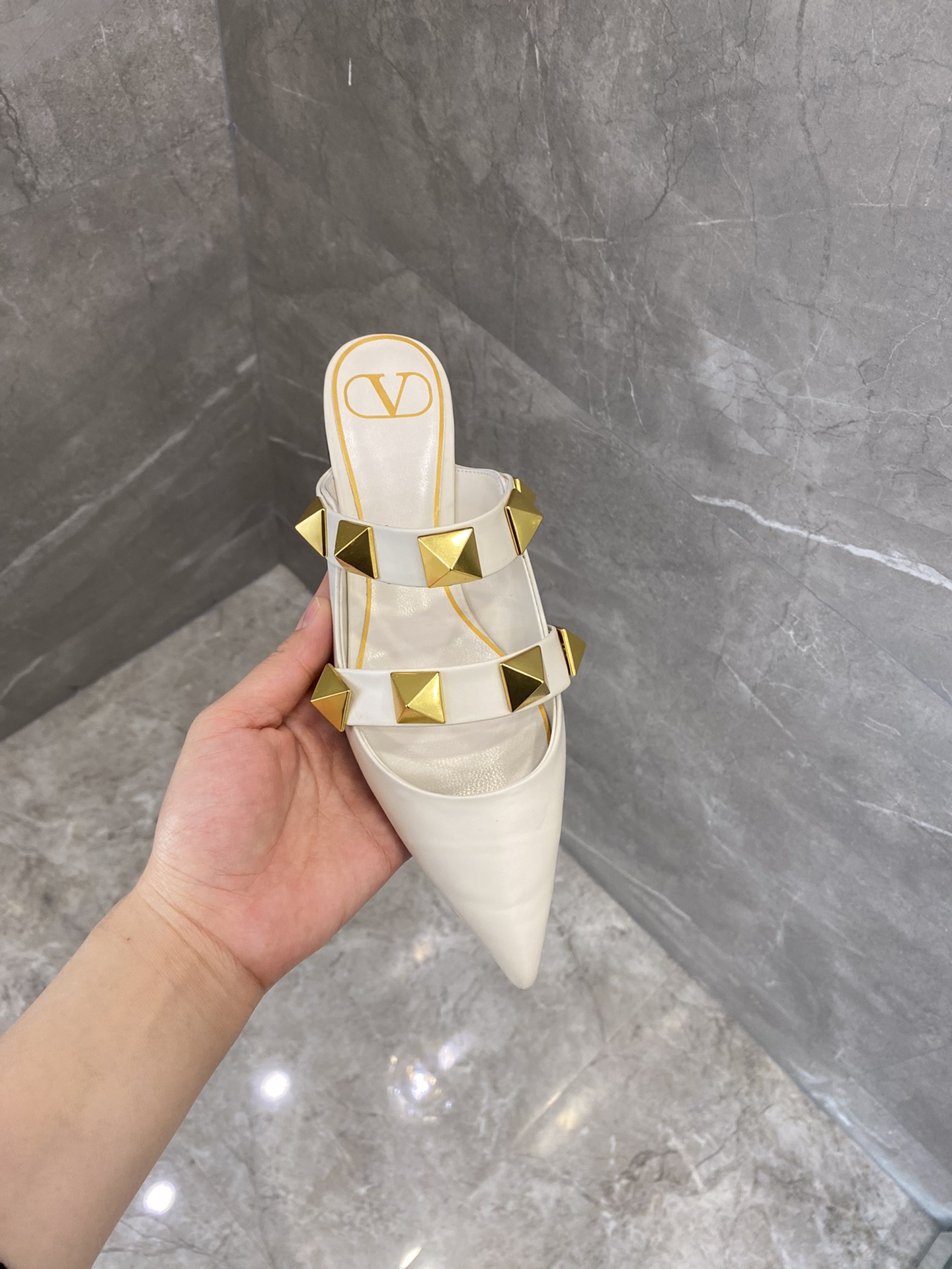 【Valentino】𝟐𝟎𝟐𝟏/𝐒𝐒 𝐧𝐞𝐰 The latest series of counter perfect details original matte open edge bead leather