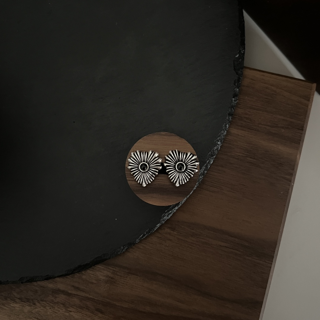 𝐆𝐮𝐜𝐜𝐢 925 Sterling Silver Interlocking Double G Black Shell Love Stud Earrings