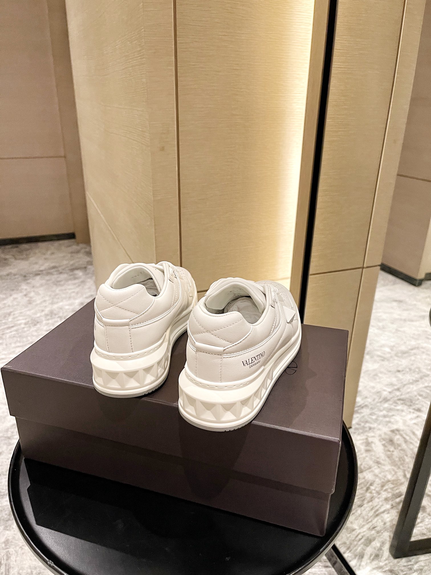 【Valentino】𝟐𝟎𝟐𝟏/𝐒𝐒 𝐧𝐞𝐰 Valentino 2021 fall and winter new one stud sneakers couples on the new