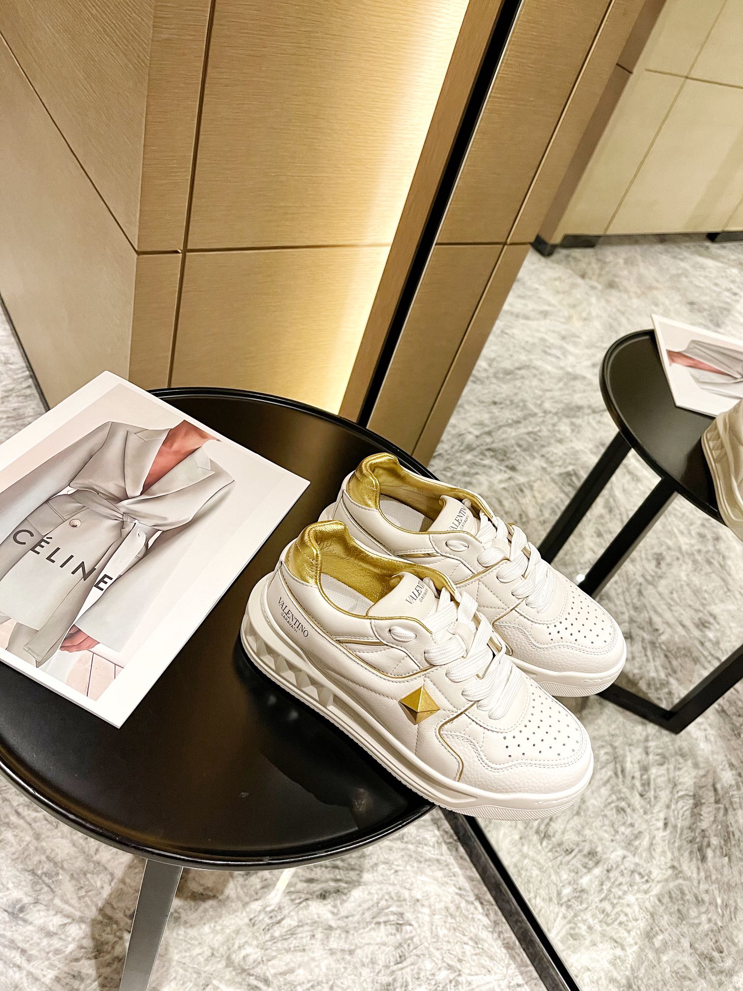 【Valentino】𝟐𝟎𝟐𝟏/𝐒𝐒 𝐧𝐞𝐰 Valentino 2021 fall and winter new one stud sneakers couples on the new