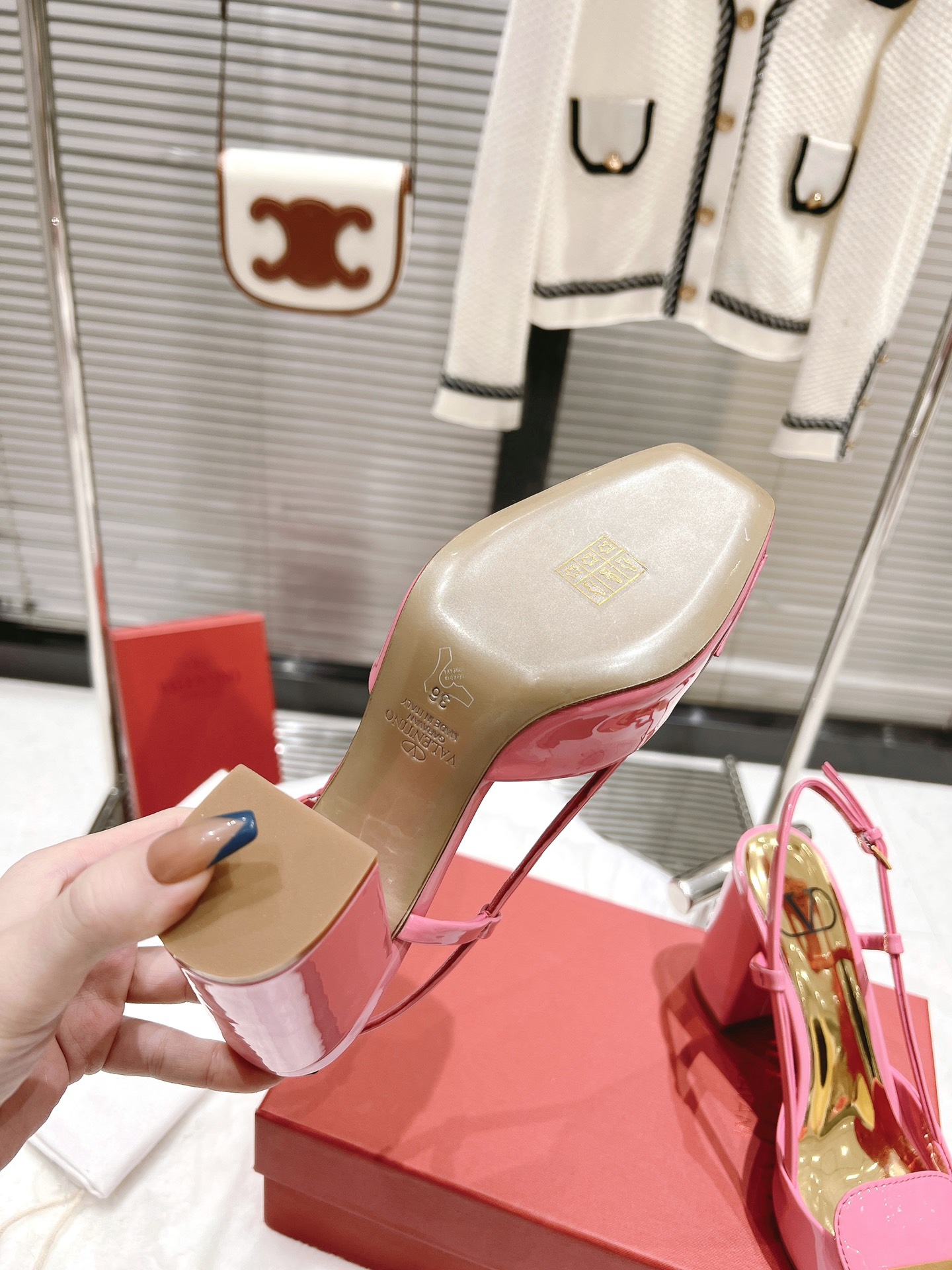 【Valentino】𝟐𝟎𝟐𝟏/𝐒𝐒 𝐧𝐞𝐰  Valentino fabric patent leather lining sheepskin sole cowhide