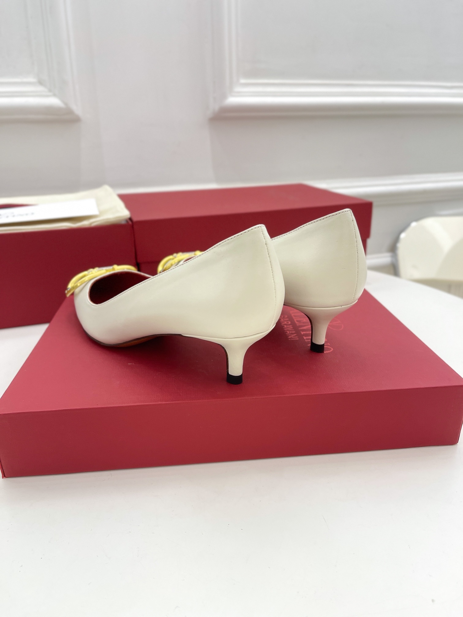 【Valentino】𝟐𝟎𝟐𝟏/𝐒𝐒 𝐧𝐞𝐰 Valentino 2022 spring and summer new large V diamond buckle high heels on the new