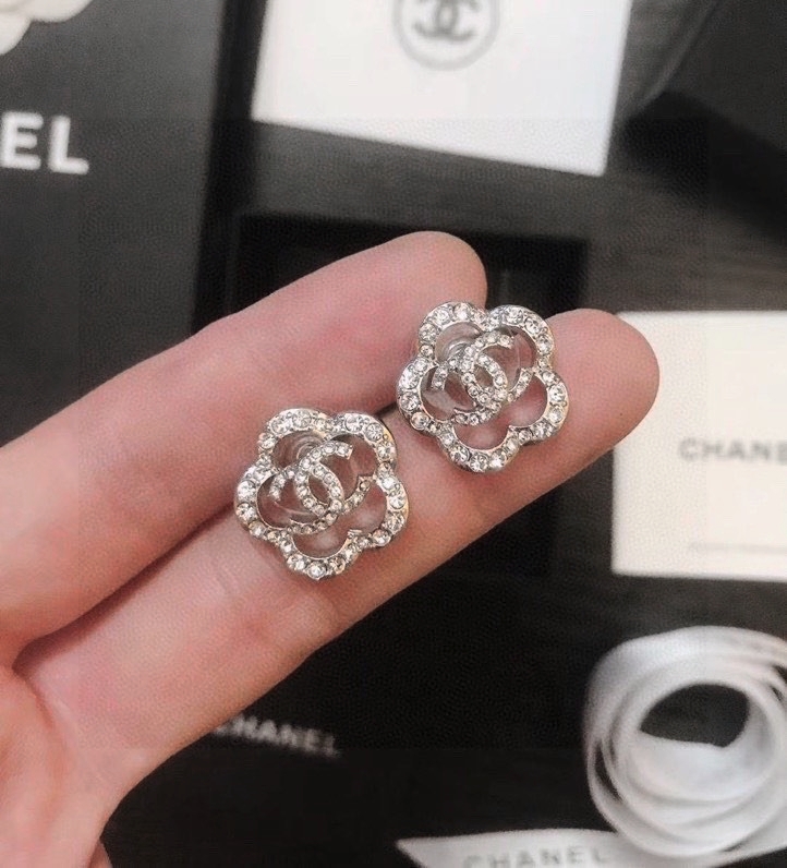 CHANEL🇫🇷Xiaoxiang three-dimensional hollow camellia stud earrings
