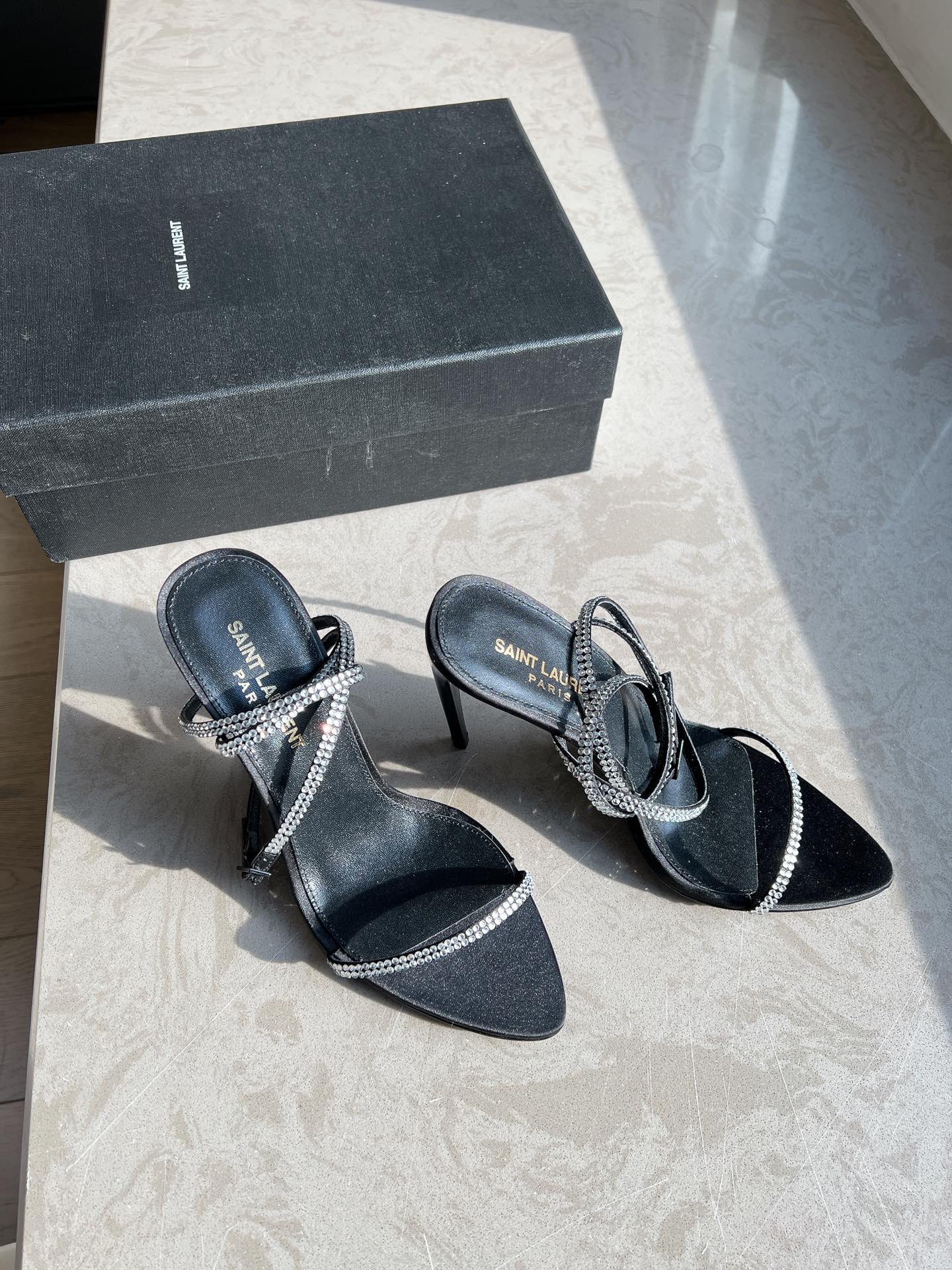 𝙎𝙖𝙞𝙣𝙩 𝙇𝙖𝙪𝙧𝙚𝙣𝙩 | 𝟐𝟎𝟐𝟐/𝐒𝐒 𝐧𝐞𝐰 YSL｜Saint Laurent new rhinestone buckle sandals snakeskin grain cowhide