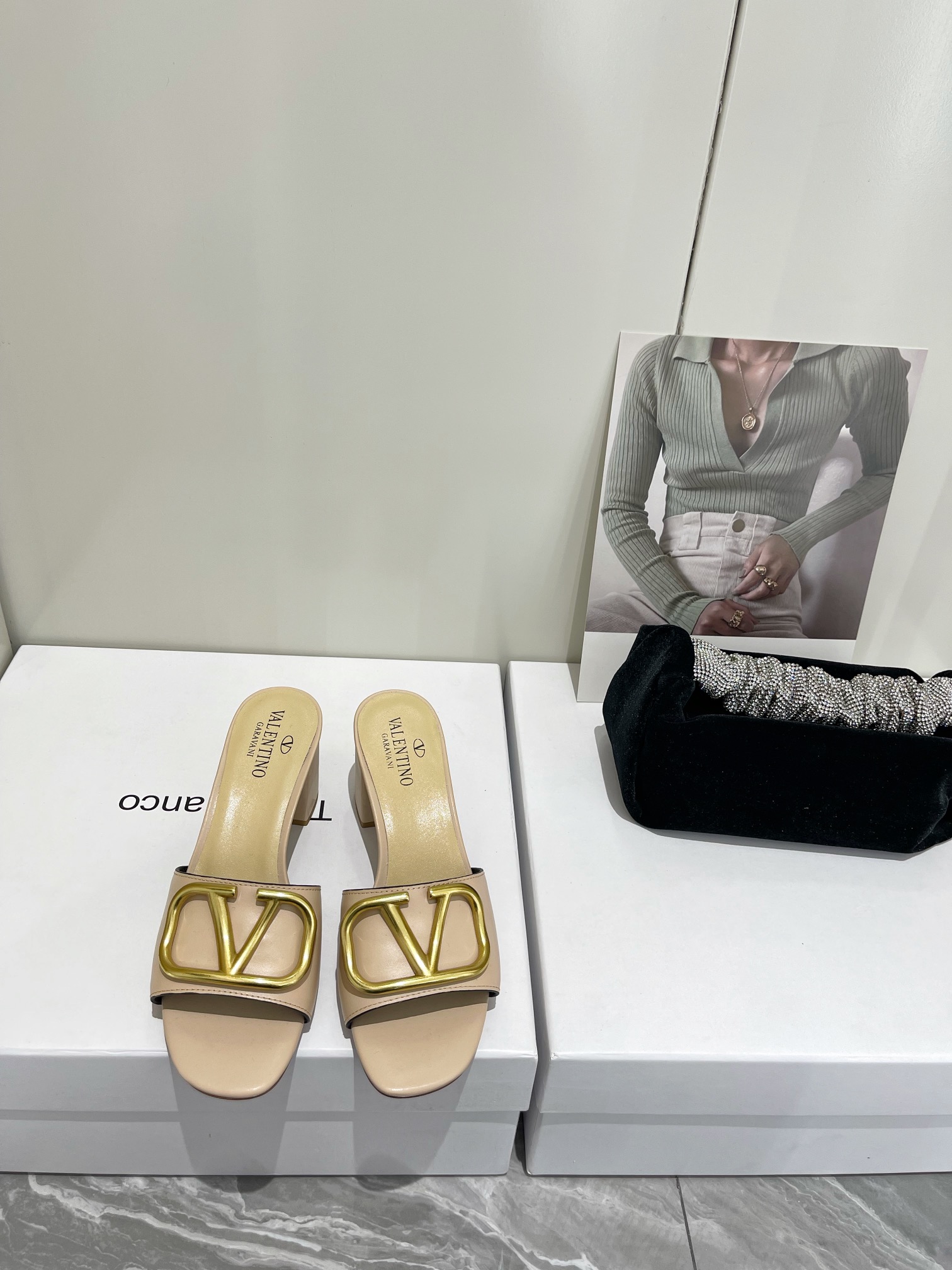 【Valentino】𝟐𝟎𝟐𝟏/𝐒𝐒 𝐧𝐞𝐰  Valentino 2022 / fw spring and summer new women's slippers