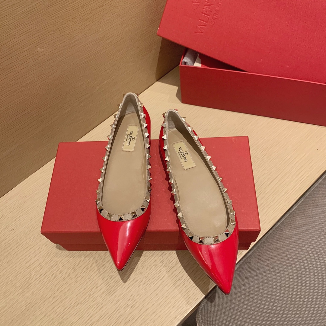 【Valentino】𝟐𝟎𝟐𝟏/𝐒𝐒 𝐧𝐞𝐰 Valentino studded flat shoes top version OEM level exclusive models