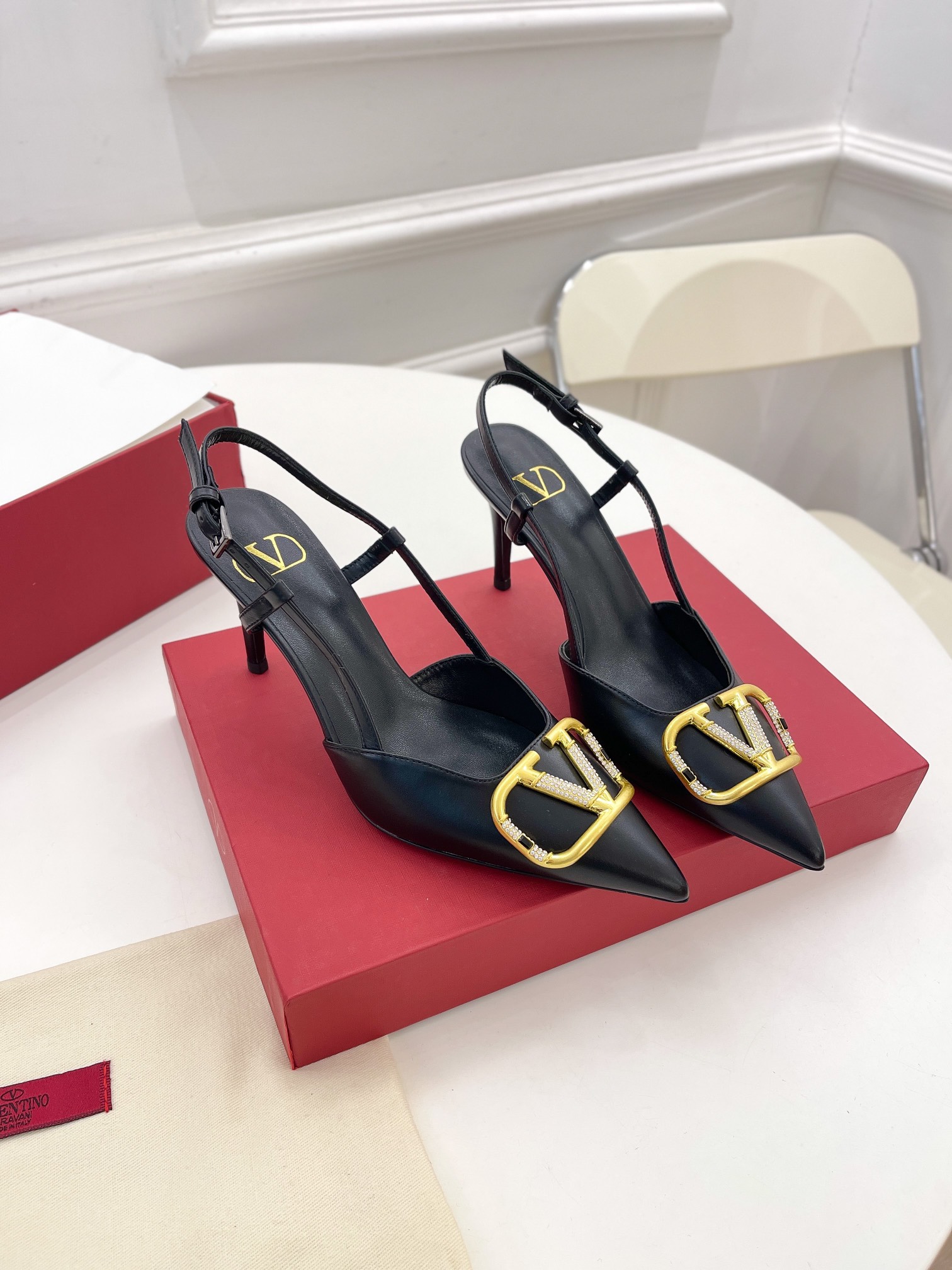 【Valentino】𝟐𝟎𝟐𝟏/𝐒𝐒 𝐧𝐞𝐰 Valentino 2022 spring and summer new large V diamond buckle high heels on the new