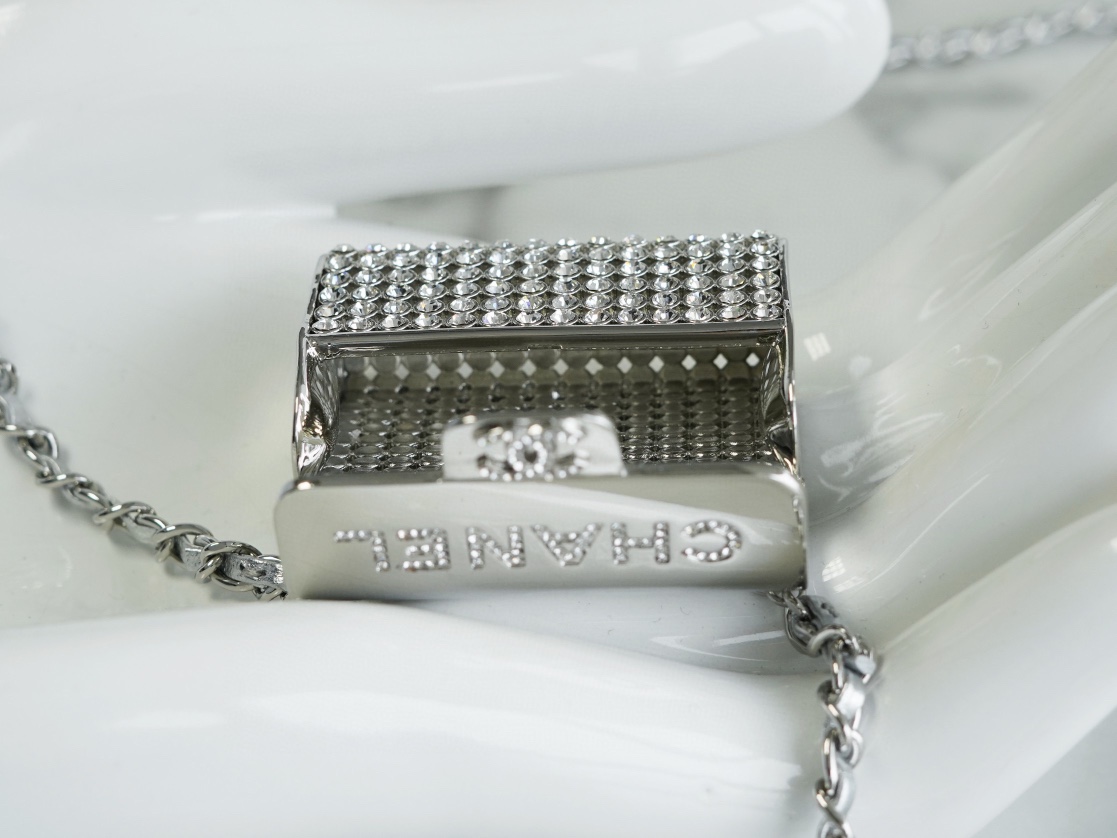 𝗖𝗛𝗔𝗘𝗡𝗟✦ Flowing rhinestone 𝟮𝟮𝗣 rhinestone metal necklace bag