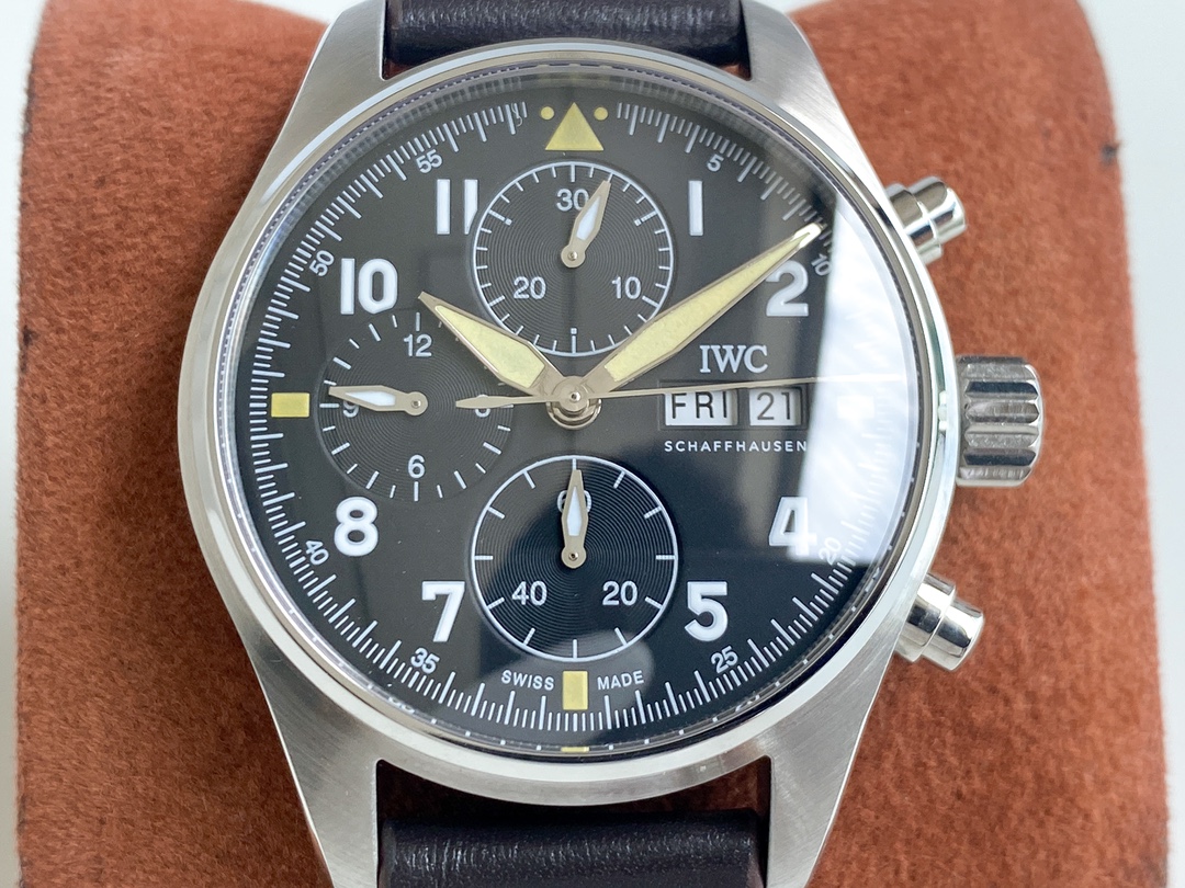 IWC- IWC 3777 Pilot's Watch Chronograph, movement synchronized with the original, anti-glare blue coating on both sides