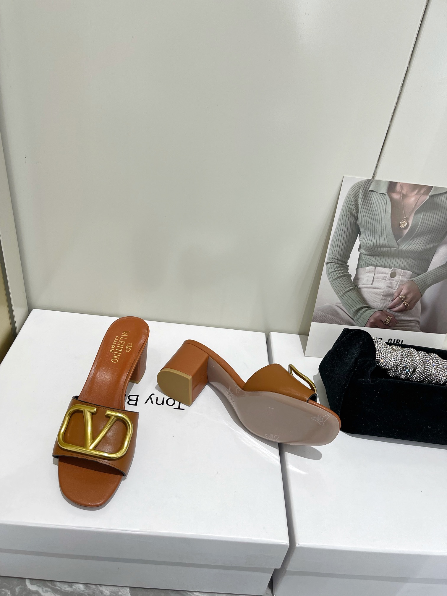 【Valentino】𝟐𝟎𝟐𝟏/𝐒𝐒 𝐧𝐞𝐰  Valentino 2022 / fw spring and summer new women's slippers