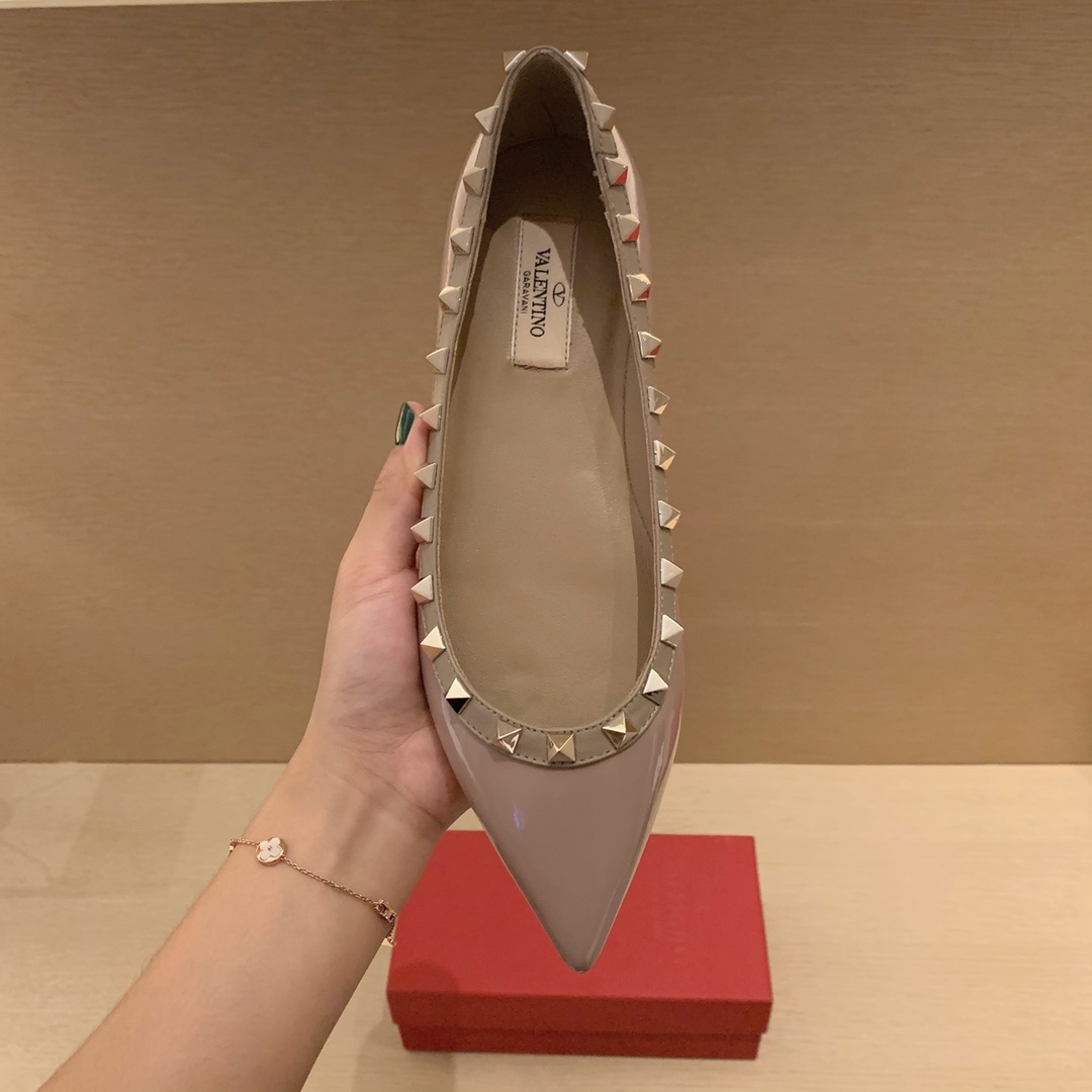 【Valentino】𝟐𝟎𝟐𝟏/𝐒𝐒 𝐧𝐞𝐰 Valentino studded flat shoes top version OEM level exclusive models