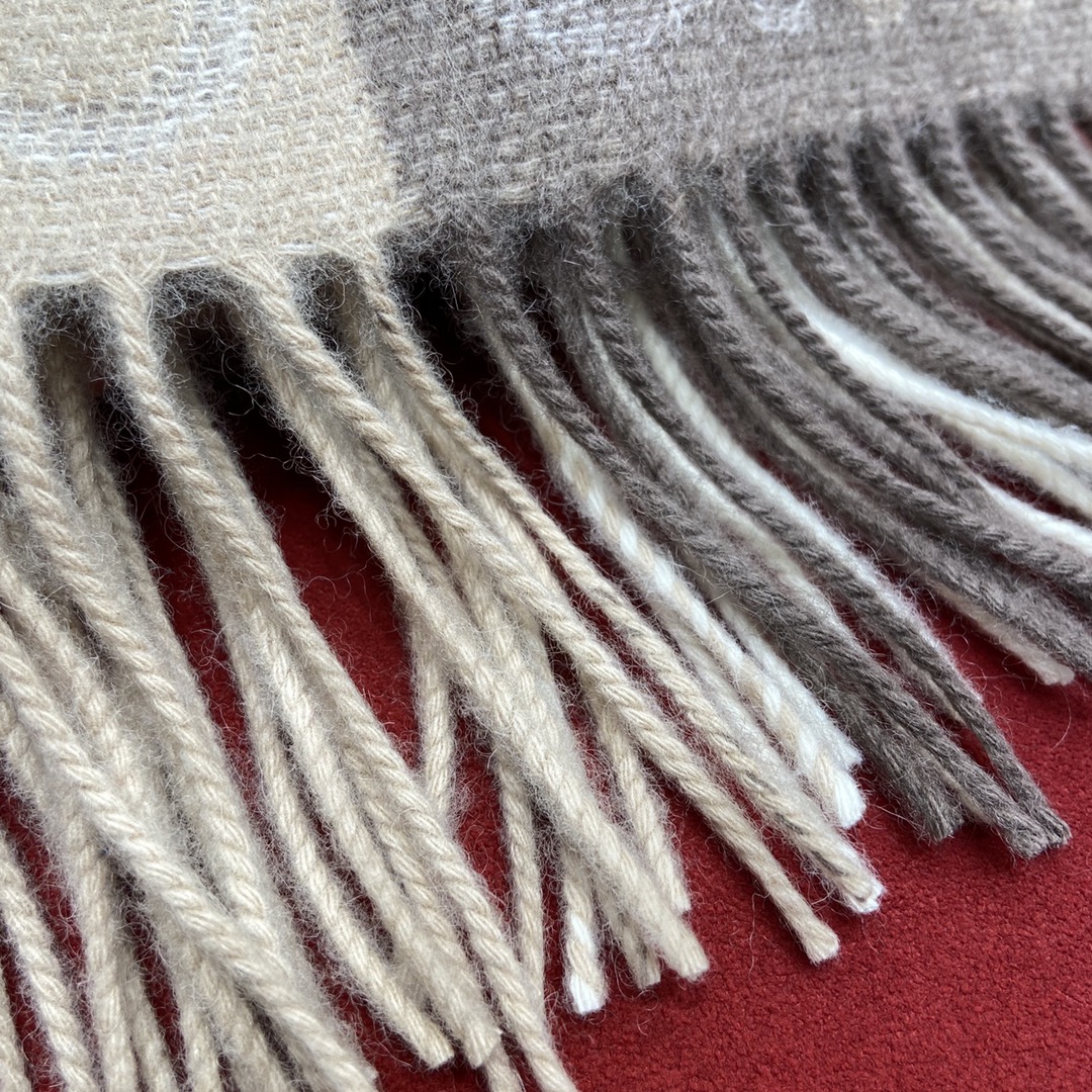 𝐋𝐎𝐄𝐖𝐄 Two-tone checkerboard scarf 90% wool 10% cashmere