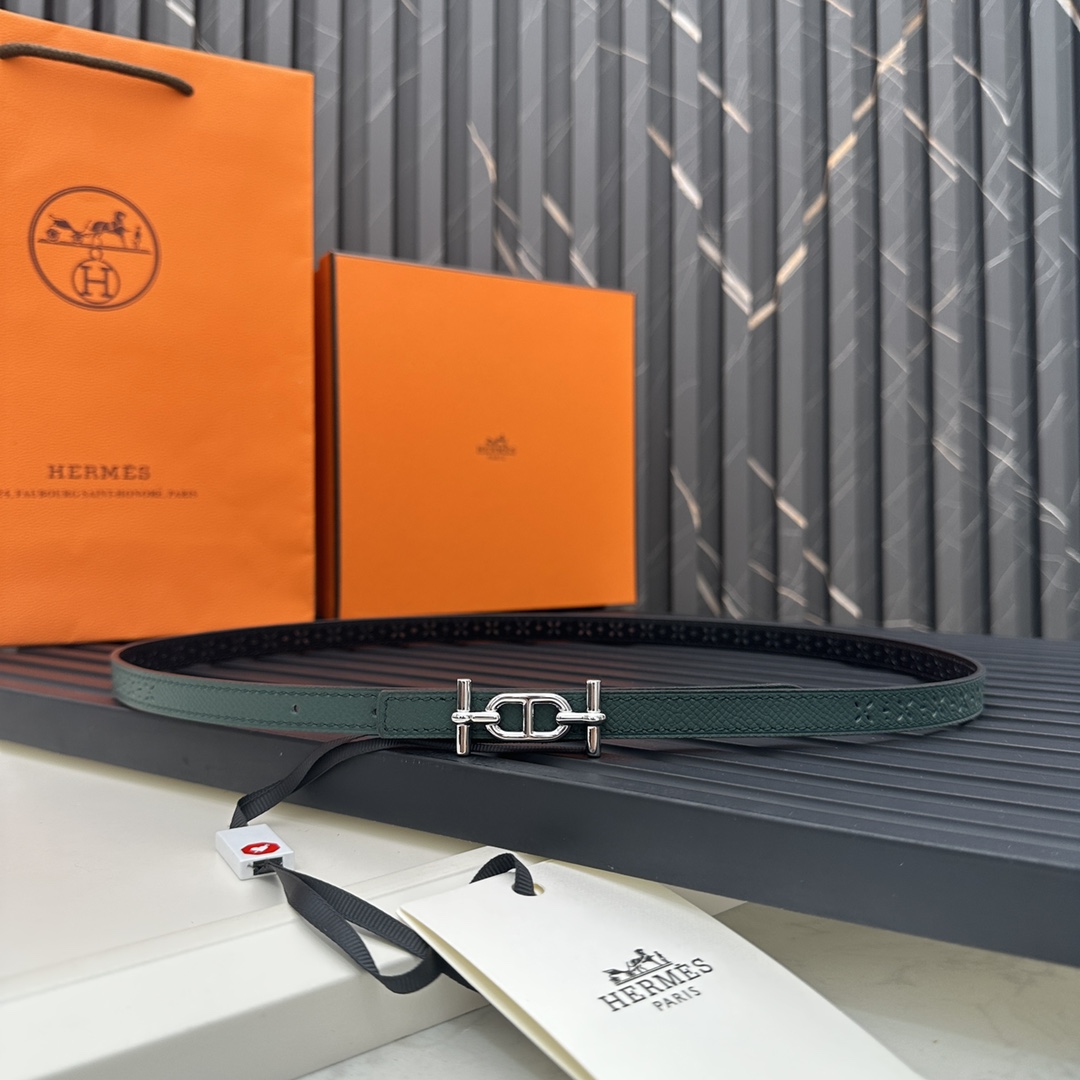 Reversible belt in Hermes Swift and perforated Epsom calfskin