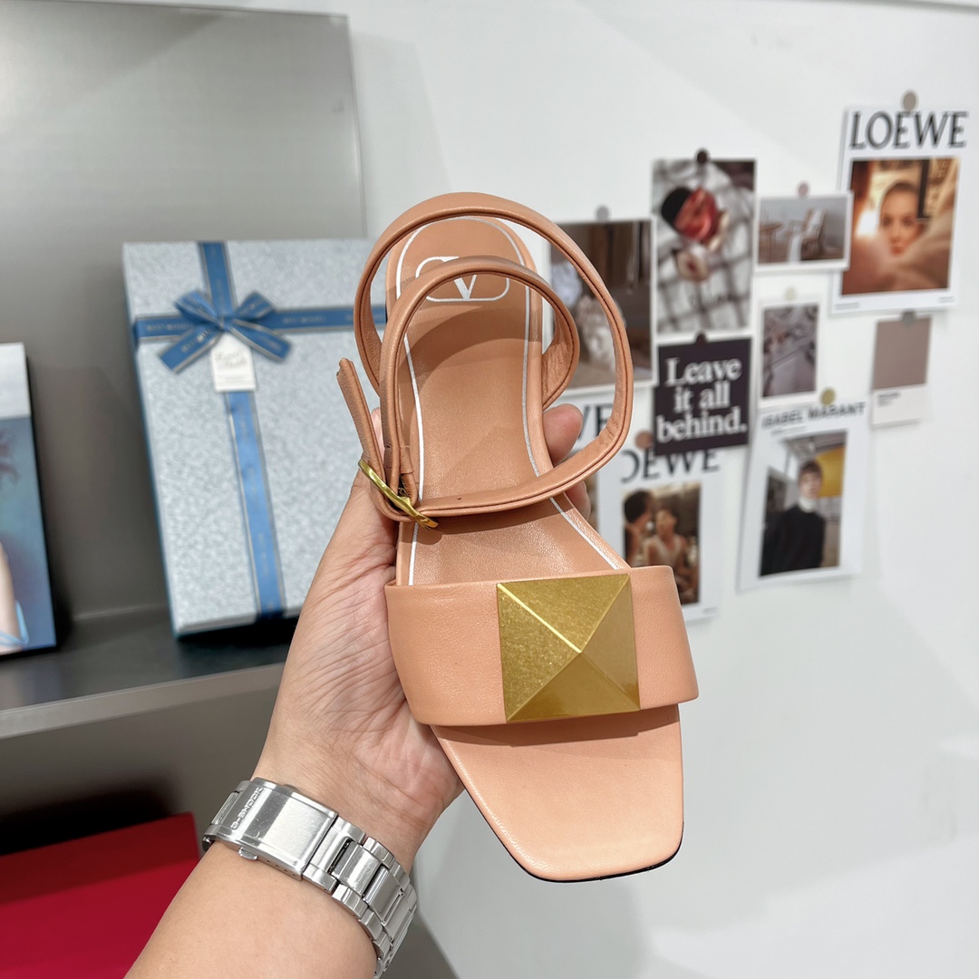 【Valentino】𝟐𝟎𝟐𝟏/𝐒𝐒 𝐧𝐞𝐰 Valentino Early Spring Collection Lace-up Sandals